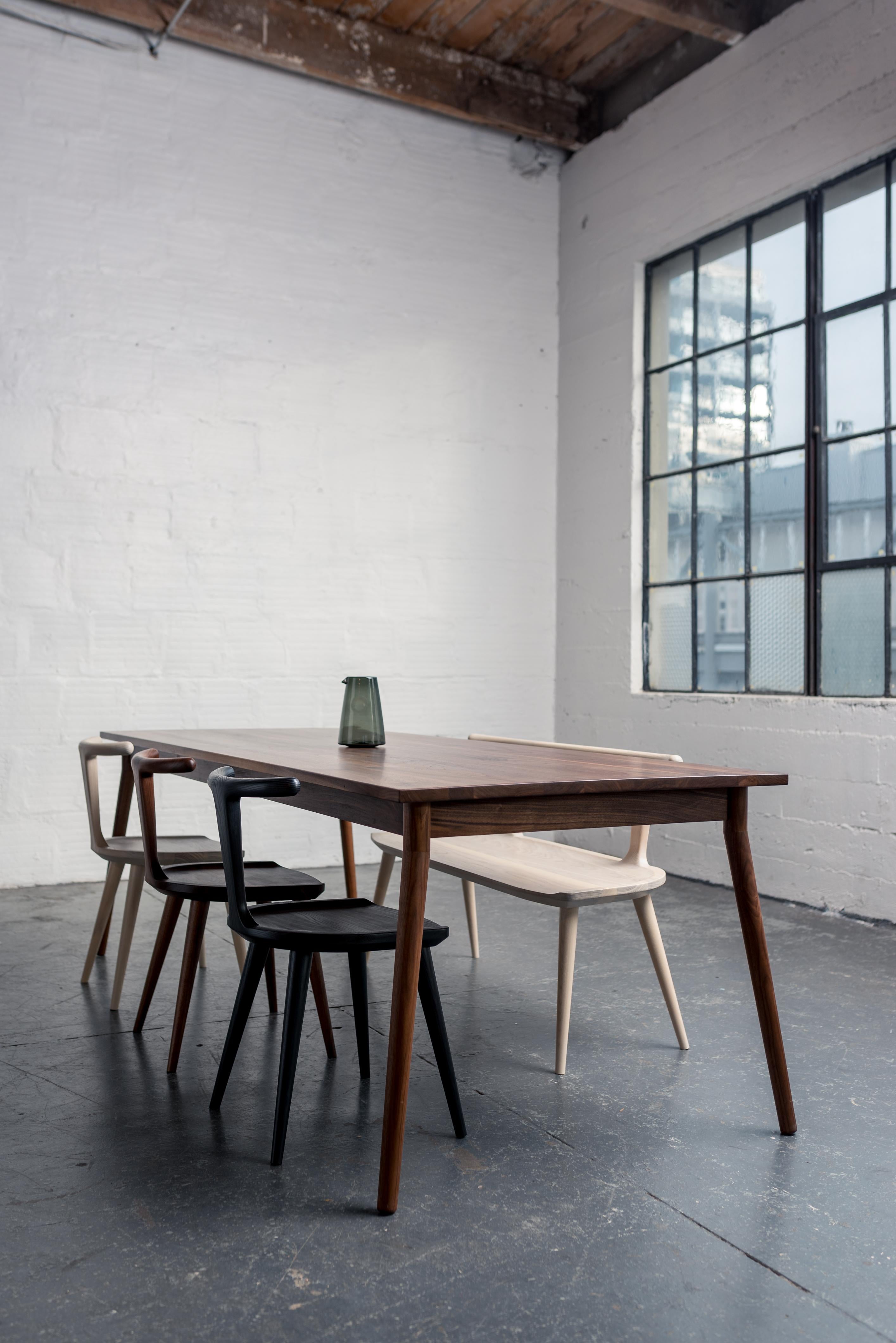 Scandinave moderne Table à manger:: table de cuisine artisanale minimaliste en bois de noyer américain en vente