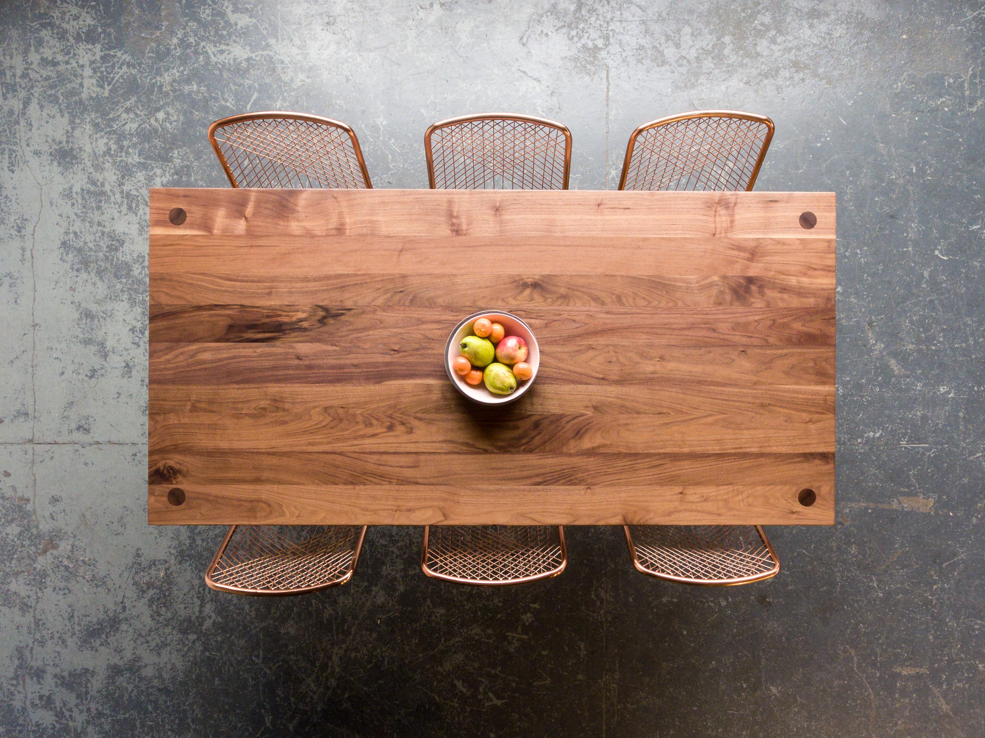 Américain Table à manger:: table de cuisine artisanale minimaliste en bois de noyer américain en vente