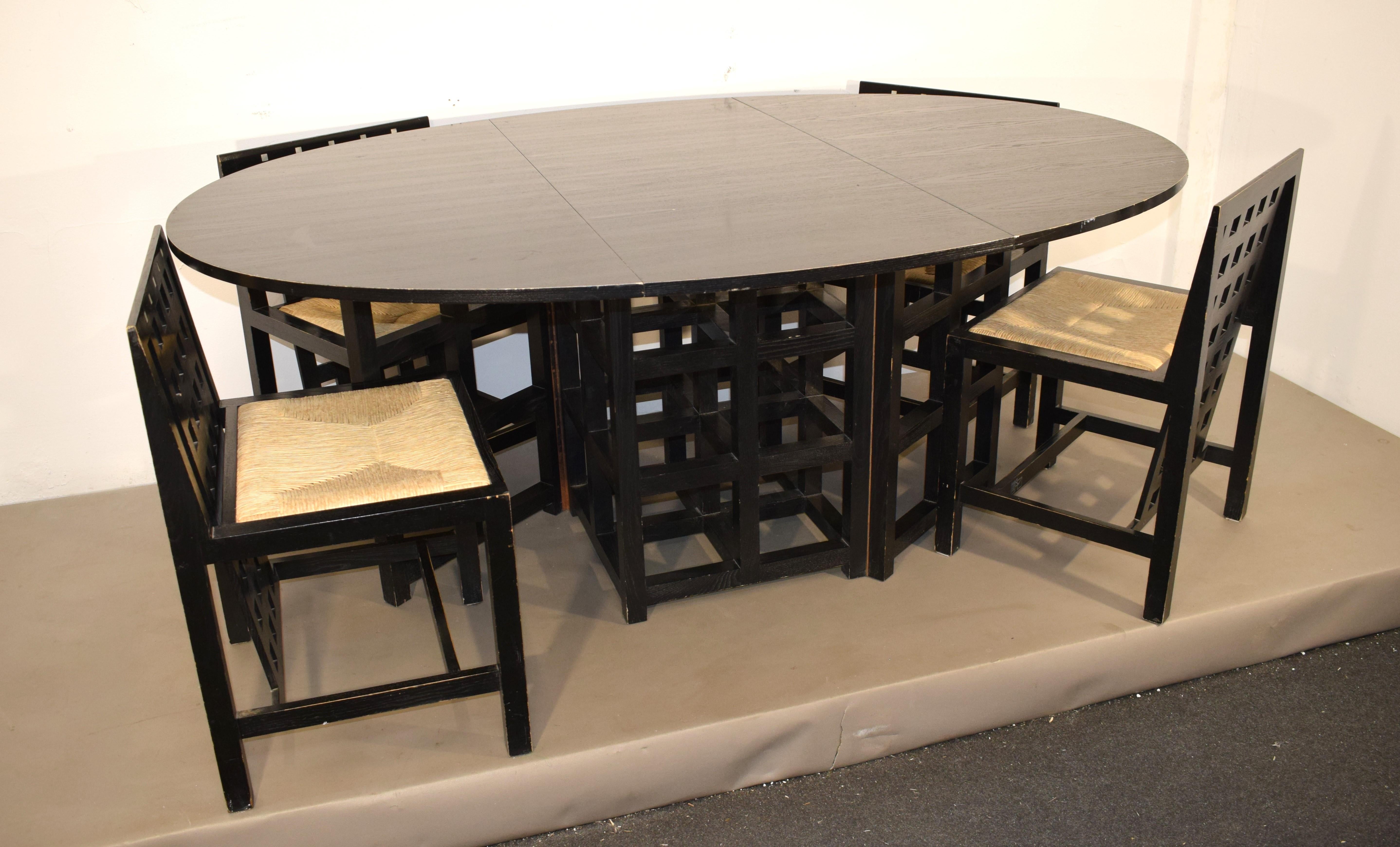 Table de salle à manger et 4 chaises par Charles Rennie Mackintosh pour Cassina, 1970.
Dimensions : 
table ouverte H= 75 cm ; L= 177 cm ; P= 125.
table fermée H= 75 cm ; L= 125 cm ; P= 58 cm.
chaise H= 75 cm ; L= 49 cm ; P= 45 cm ; assise H= 45 cm. 
