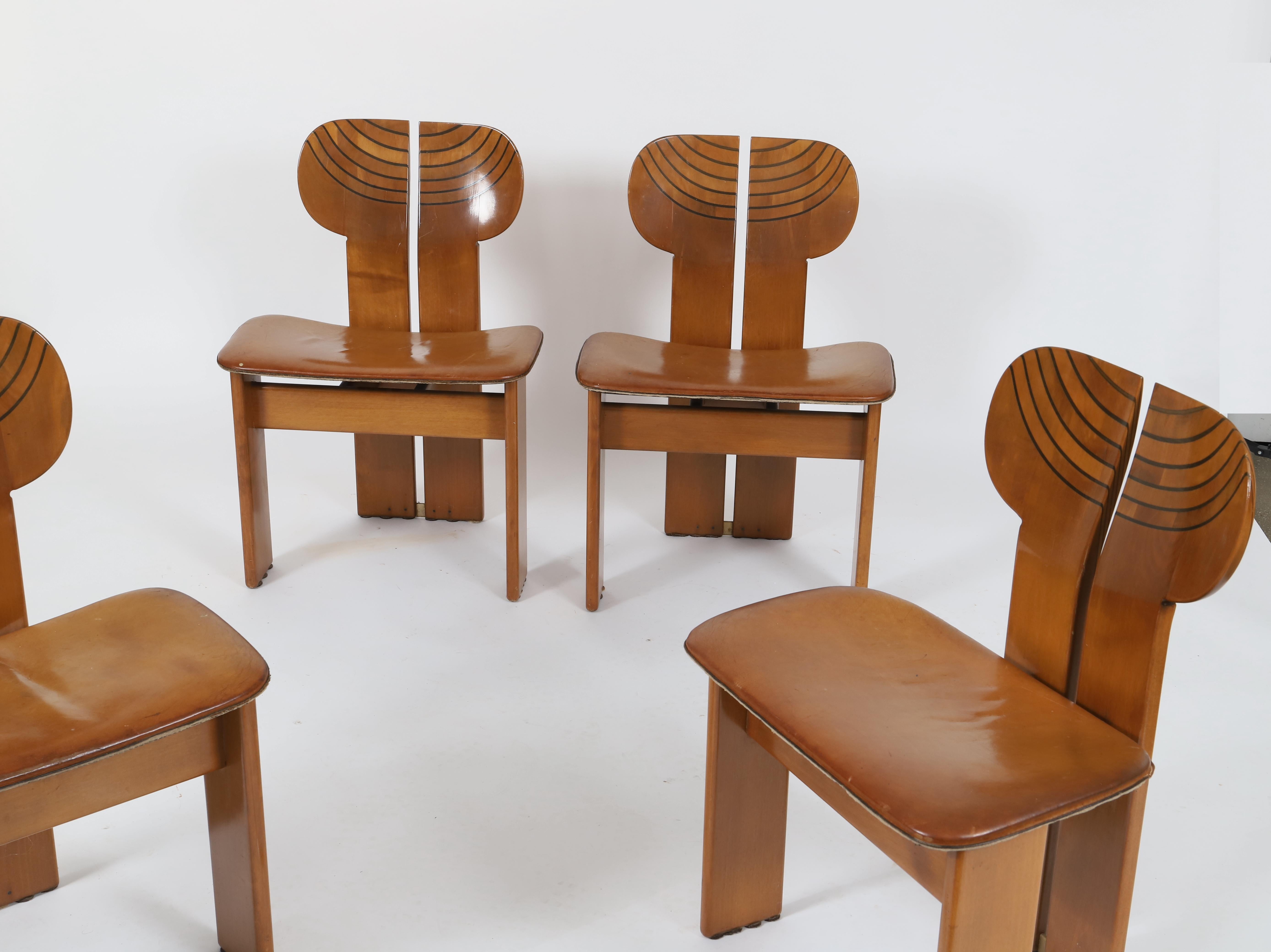 Afra (1937-2011) & Tobia Scarpa (née en 1935)
Afrique
Série Artona
Table de salle à manger et quatre chaises
Noyer, ébène, cuir et laiton
Édité par Maxalto
Modèle créé en 1975