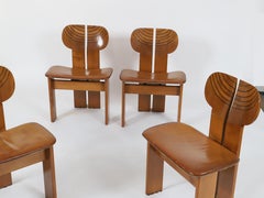 Tavolo da pranzo e quattro sedie Afra (1937-2011) & Tobia Scarpa (nato nel 1935)