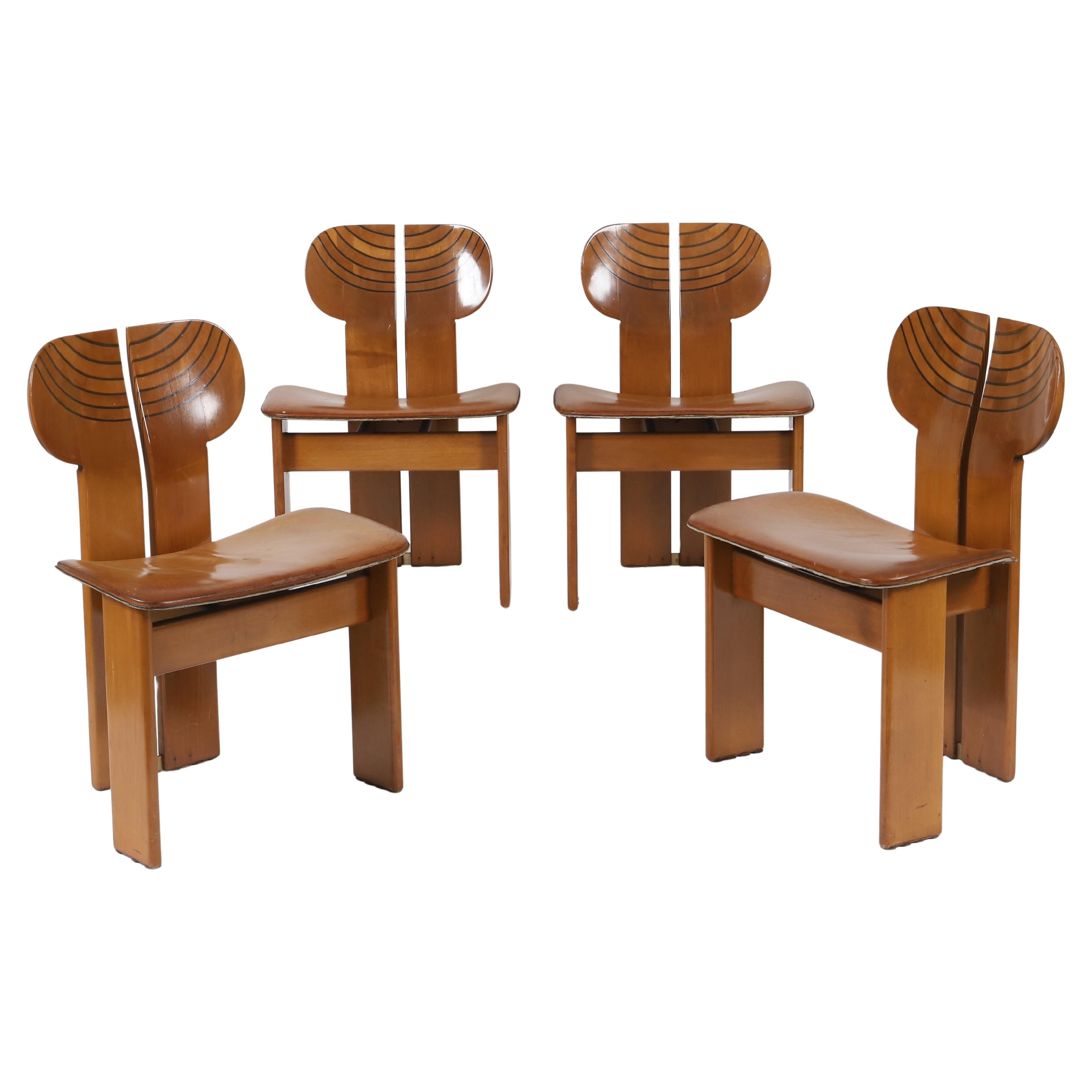 Esstisch und vier Stühle Afra (1937-2011) und Tobia Scarpa (geboren 1935) im Angebot