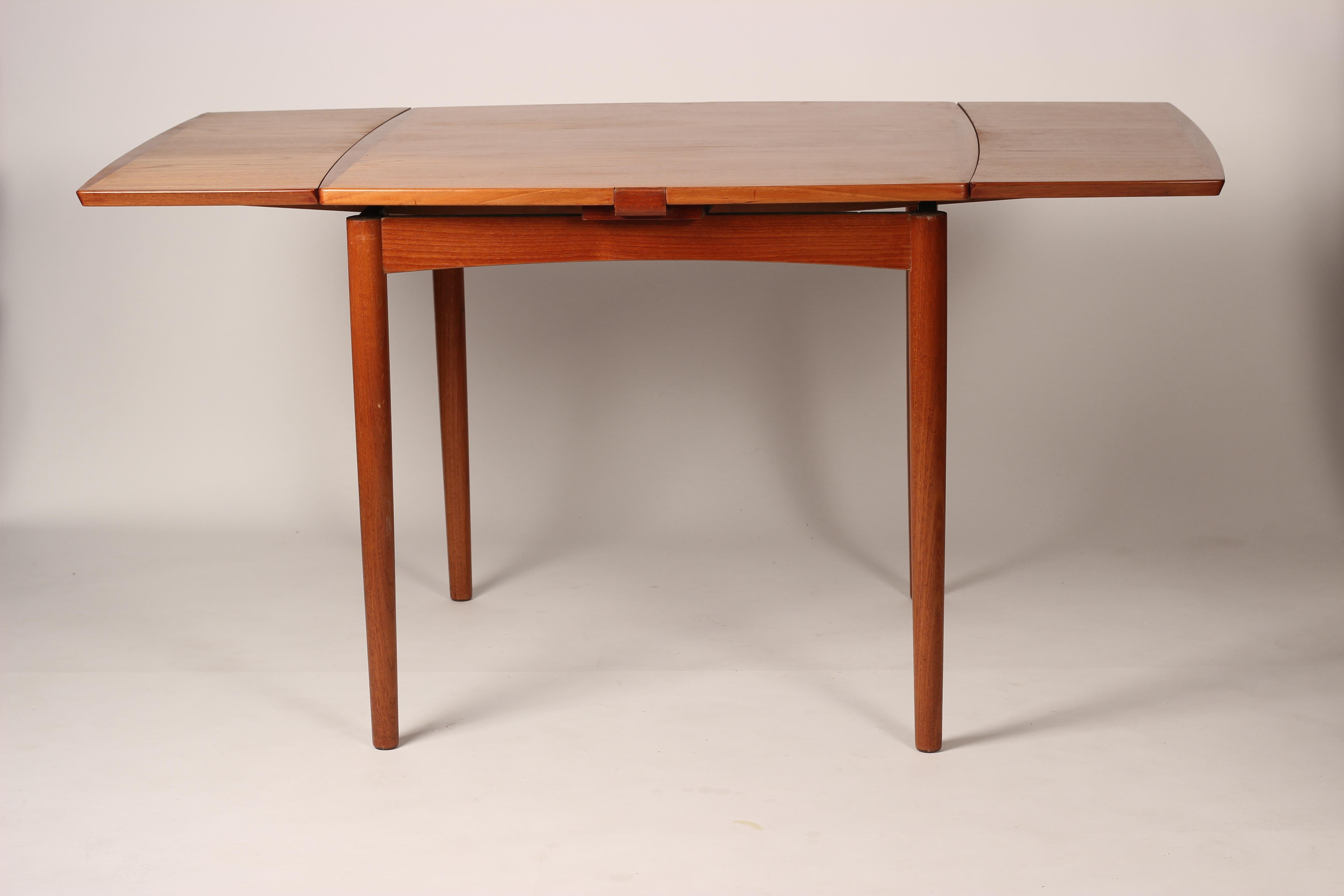 Dining Table and Reversible Extending Card Table Carlo Jensen for Hundevad / Co. In Good Condition In London, GB