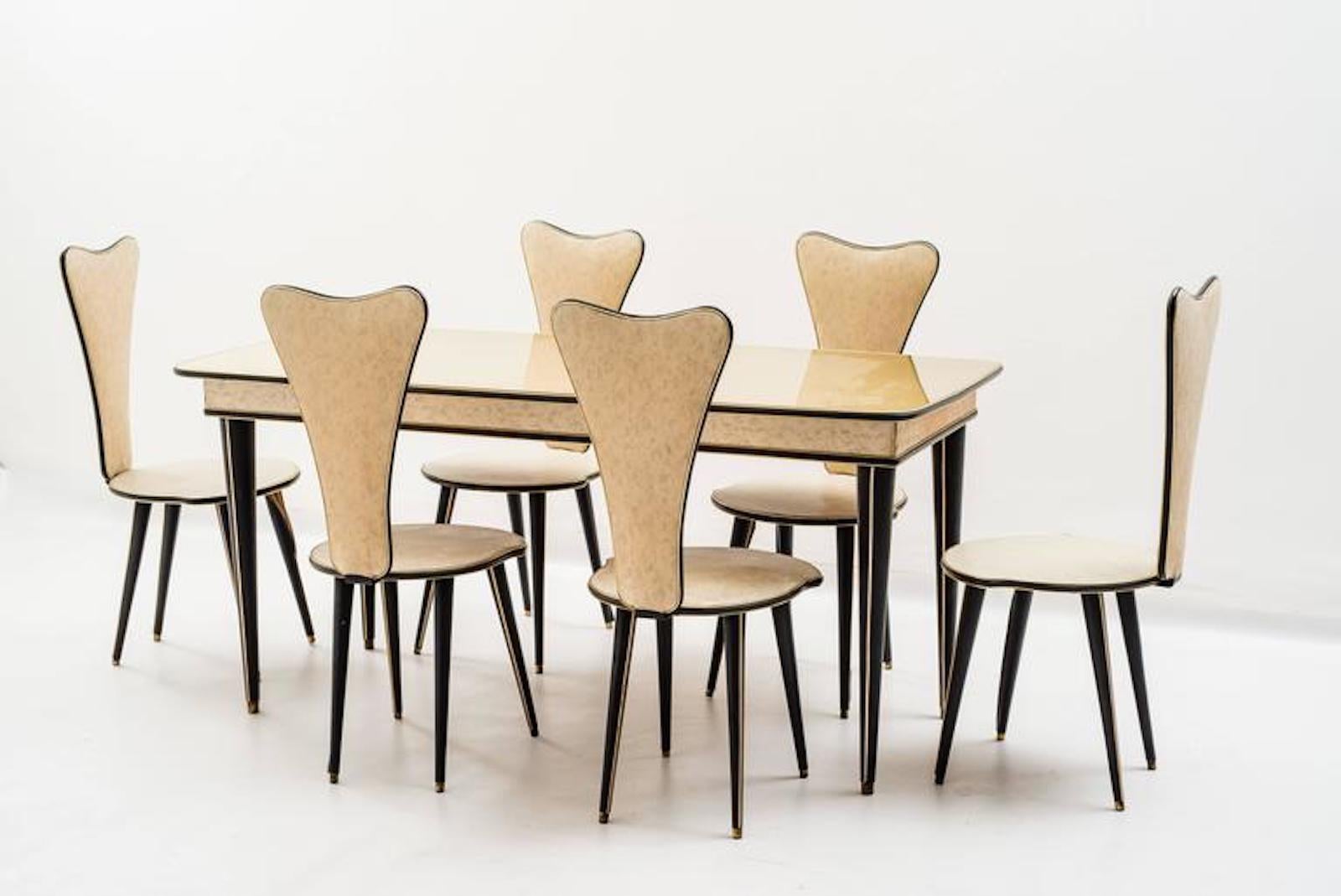 Disponible la suite de salle à manger complète : Six chaises, meuble bar, buffet.
 