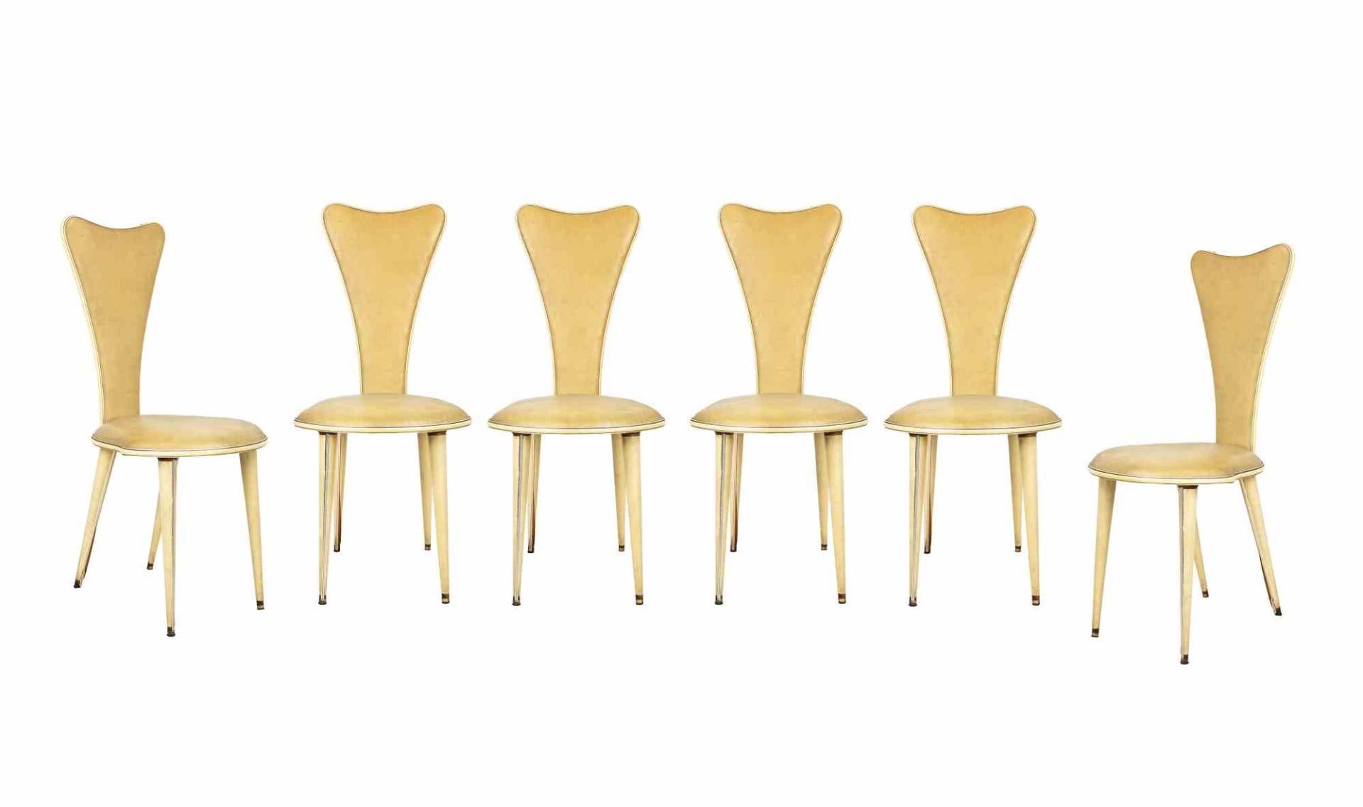 Der Esstisch mit sechs Stühlen ist ein originelles Designmöbel von Umberto Mascagni aus den 1950er Jahren.

Das Set besteht aus einem Esstisch mit sechs Stühlen.

Hergestellt in Italien

Holzrahmen, weißer Kunstlederbezug,
