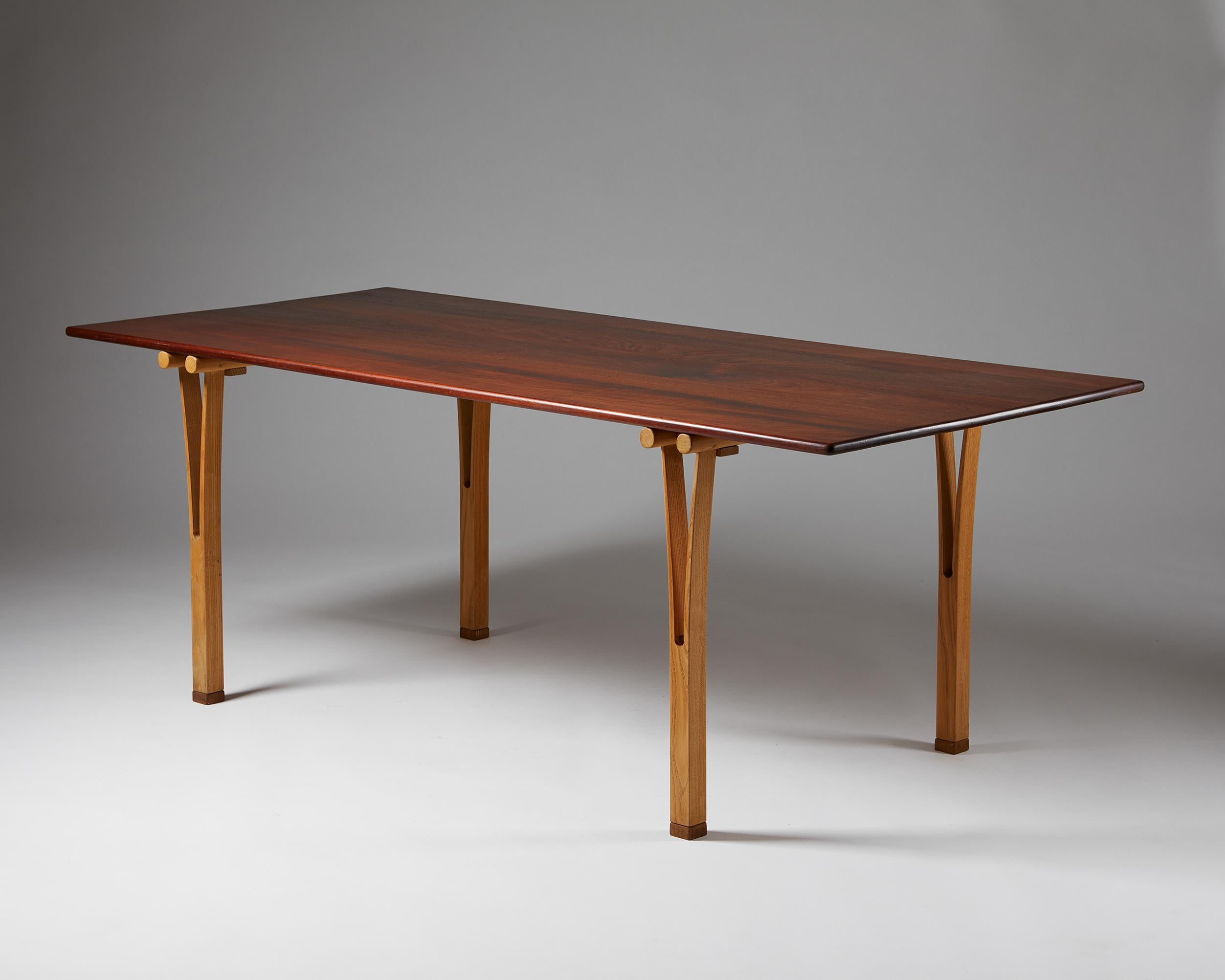 Teakholz und Buche.

Der Tisch wurde von Åke Axelsson für seinen persönlichen Gebrauch entworfen.

Maße: H: 70 cm / 2' 3 1/2'
L: 192 cm / 6' 4 1/2''
B: 84 cm / 2' 9''.