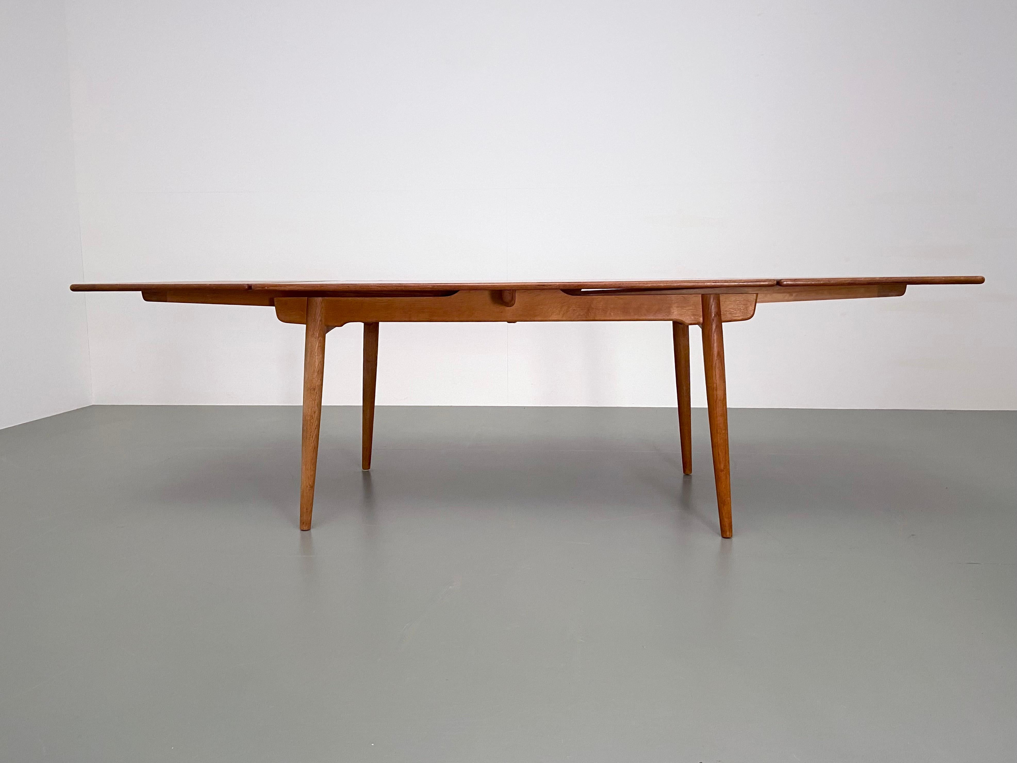 Dining Table AT 312 by Hans Wegner for Andreas Tuck in Oak, Denmark, 1960's In Good Condition For Sale In Amsterdam, NL