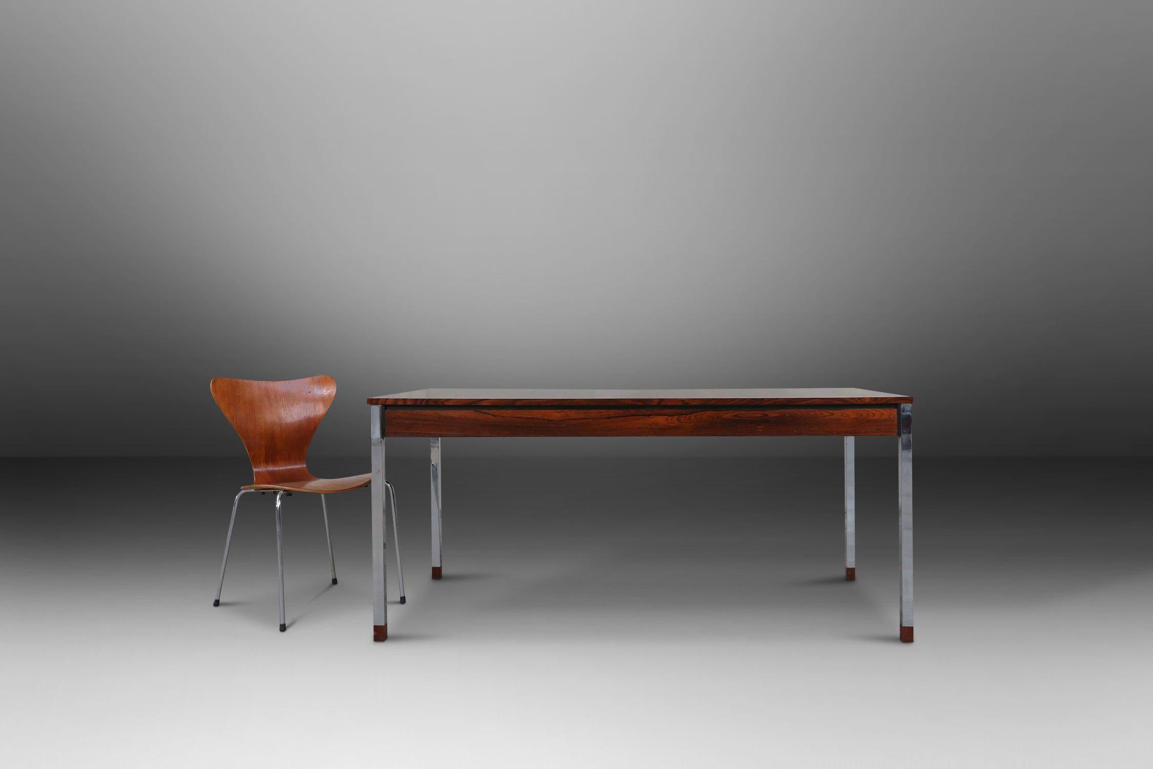 Belgio / 1960 / tavolo / Alfred Hendrickx / Belform / Mid-century / Vintage Design

Tavolo da pranzo rettangolare progettato da Alfred Hendrickx per Belform negli anni Sessanta. Questo elegante tavolo presenta una robusta struttura cromata, un piano