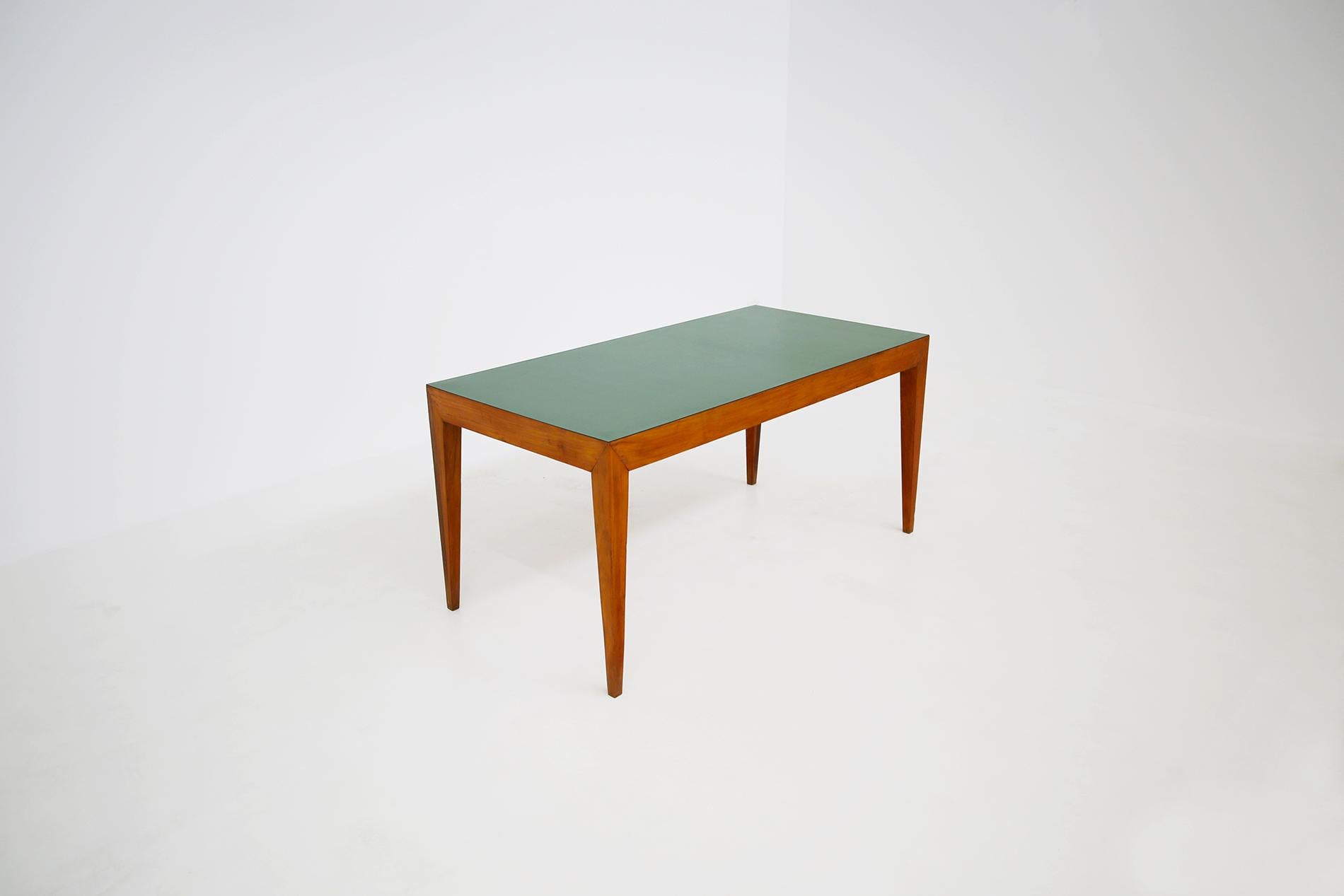Essential and elegant dining table attributed to Gio Ponti from 1950s. The table has an ant top often dark green typically Pontian in excellent workmanship. The legs typical of the designer's design, the four tapered square legs with tapered tips