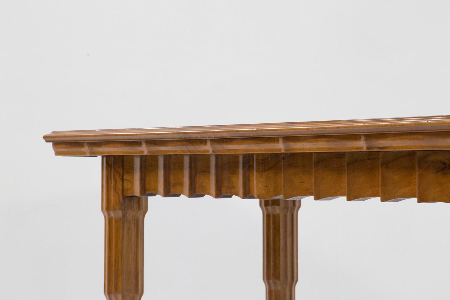 Eleganter Esstisch von Paul Follot zugeschrieben, aus französischer Fertigung aus der Zeit des Art déco. Der Tisch ist vollständig aus Holz gefertigt. Der Tisch ist mit einer prächtigen Technik hergestellt und die große Handwerkskunst in der