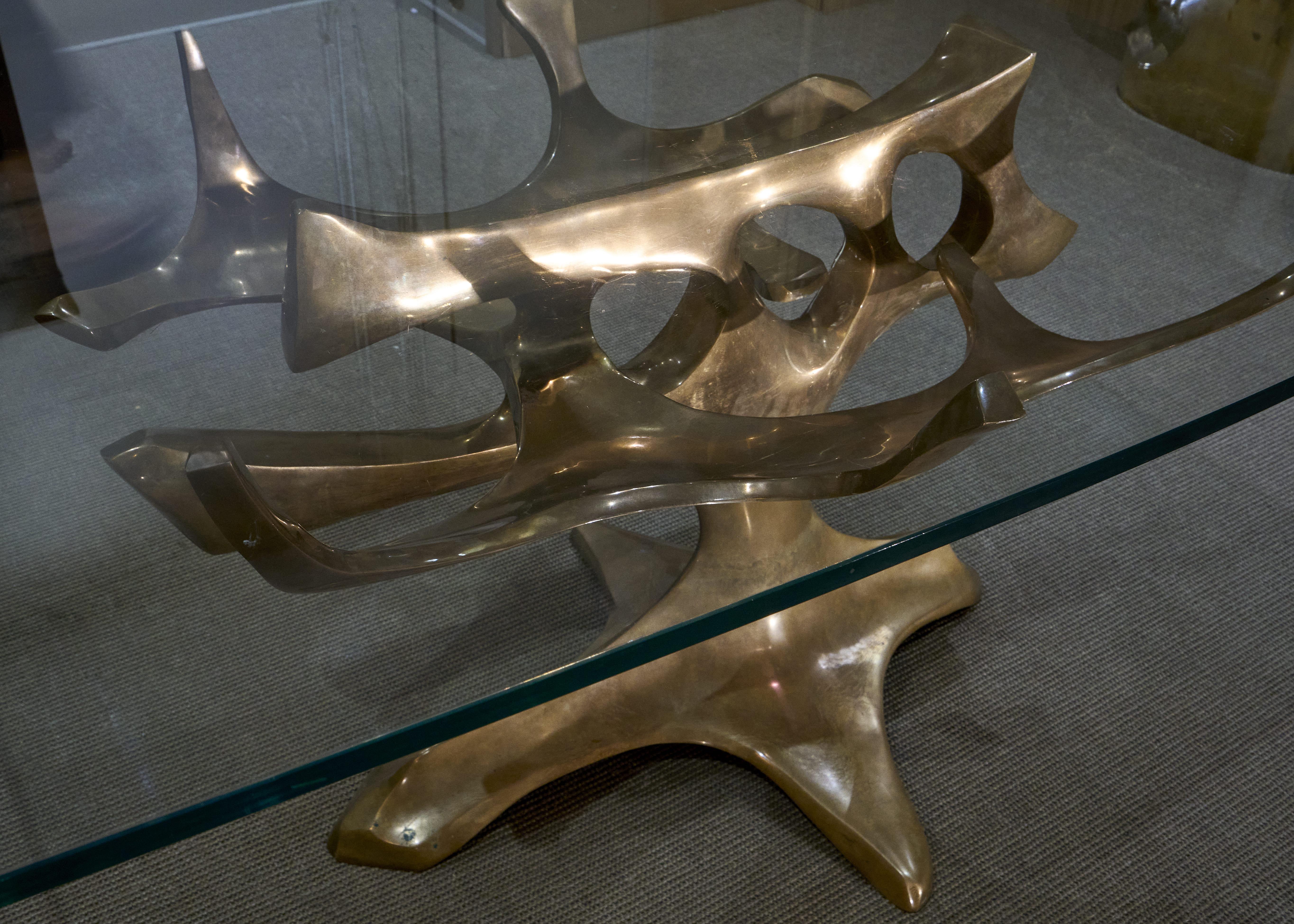 Tavolo da pranzo, circa 1970
Piètement en bronze doré, numéroté et signé 2/8
Altopiano in vetro d'origine 

Bronzo, piano in vetro originale
Firmato e numerato 2/8 

