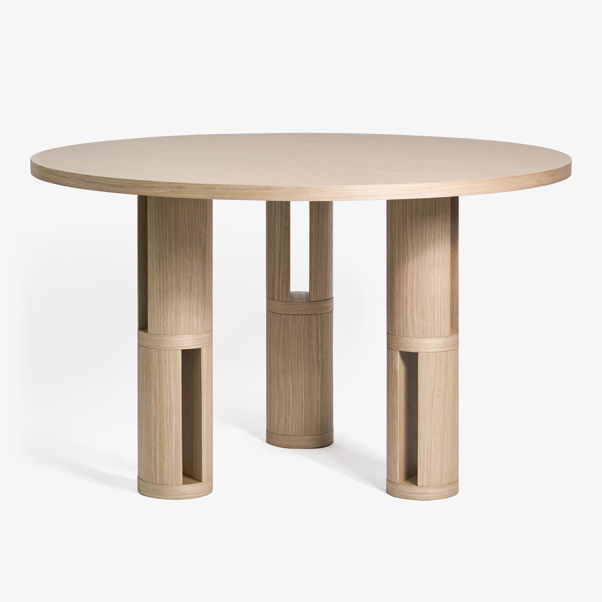 Tables de salle à manger et tables basses avec des pieds au design innovant qui servent à la fois de meubles fonctionnels et de solutions de rangement modernes. Cette collection propose des tables avec un espace de rangement intégré dans les pieds,