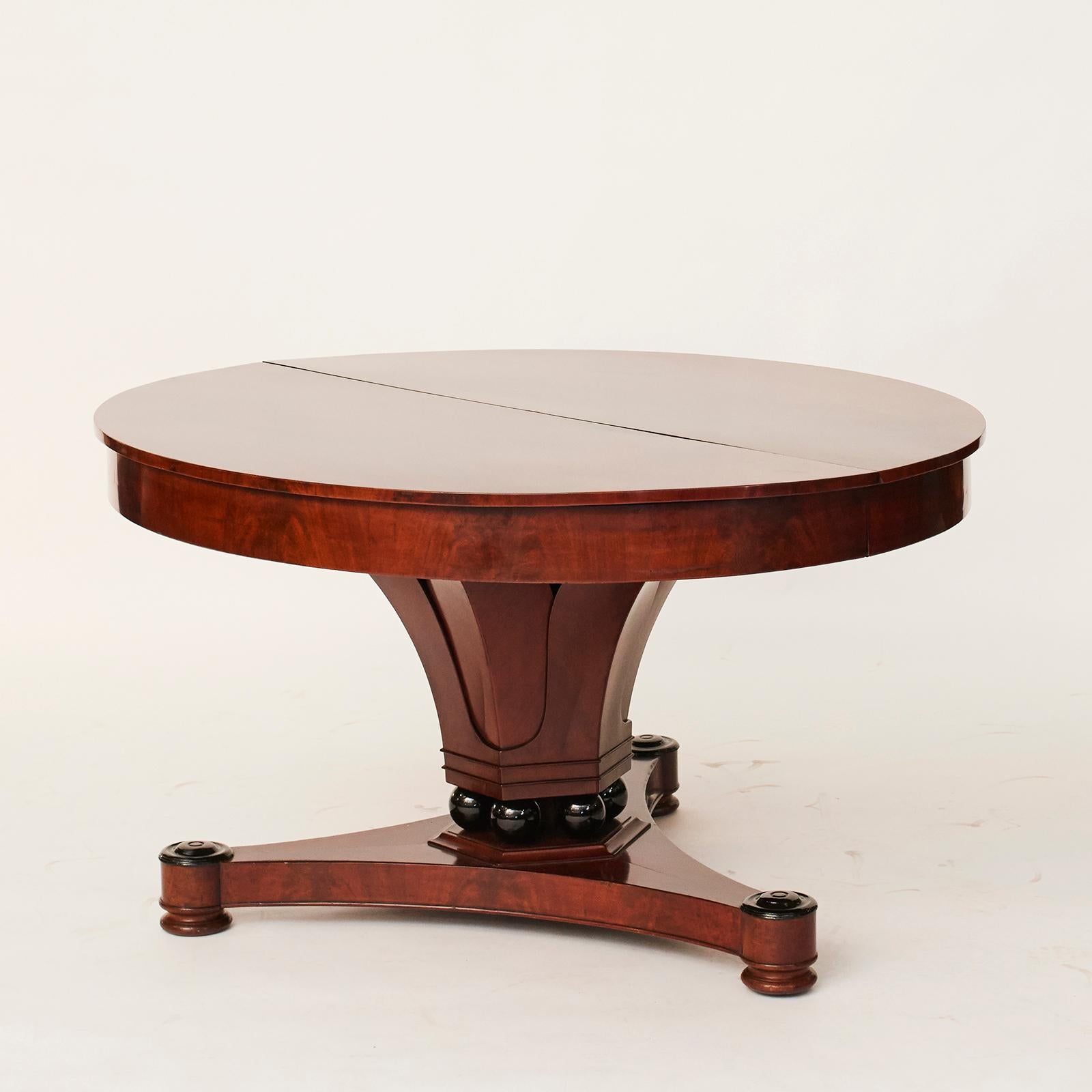 Dining table with pull-out (4 add-on plates with rail, 60 cm). Biedermeier circa 1820-30, Presumably Austria. A beautiful table and design which illustrates how Art Deco has gained inspiration 100 years later. Total length with plates: 385 cm.