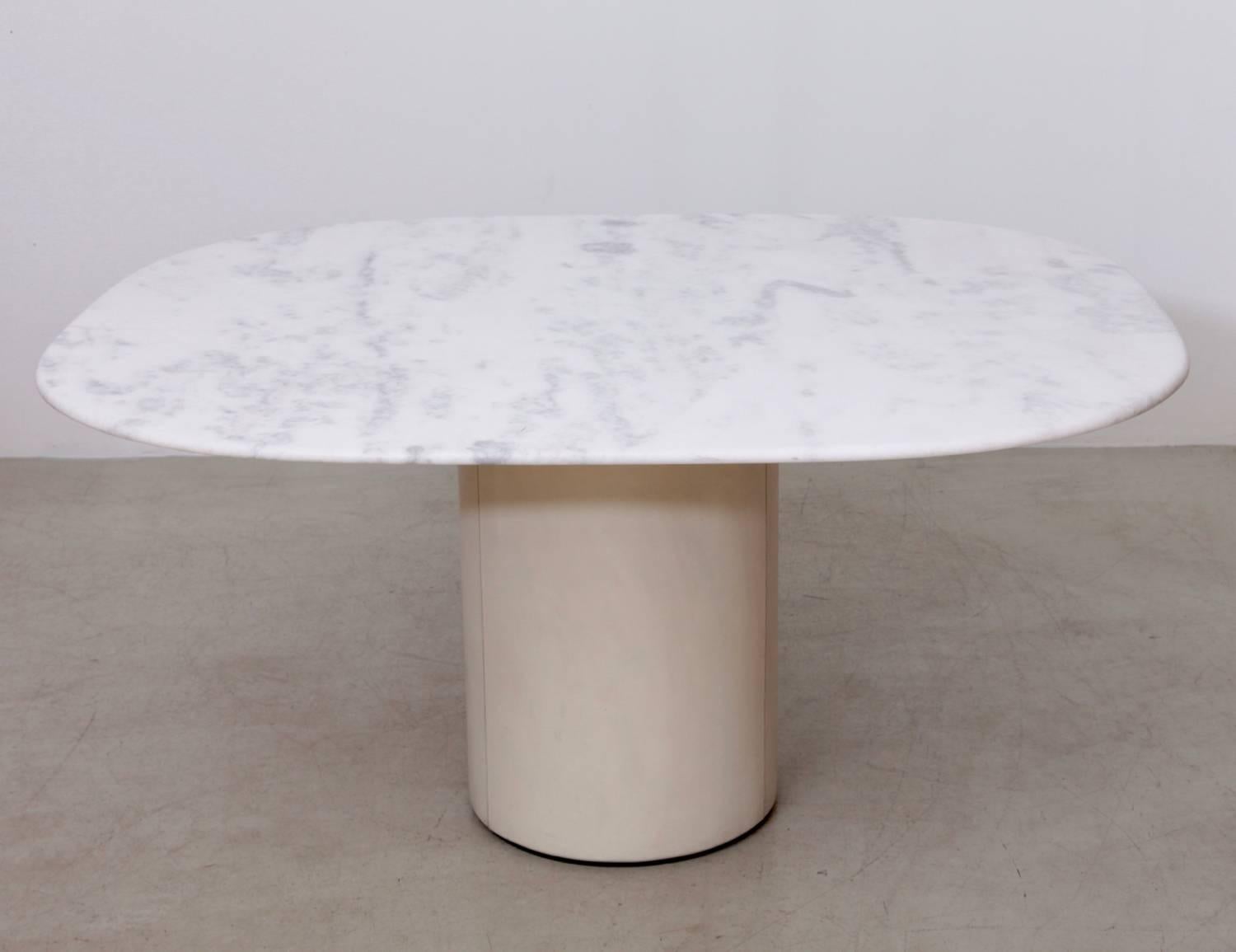 B&B Italia dining table in marble and leather from Italy made in the 1970s. Centre table with off white leather base and white marble top. The bright white veins shows beautiful veins with yellow, white and grey veins.