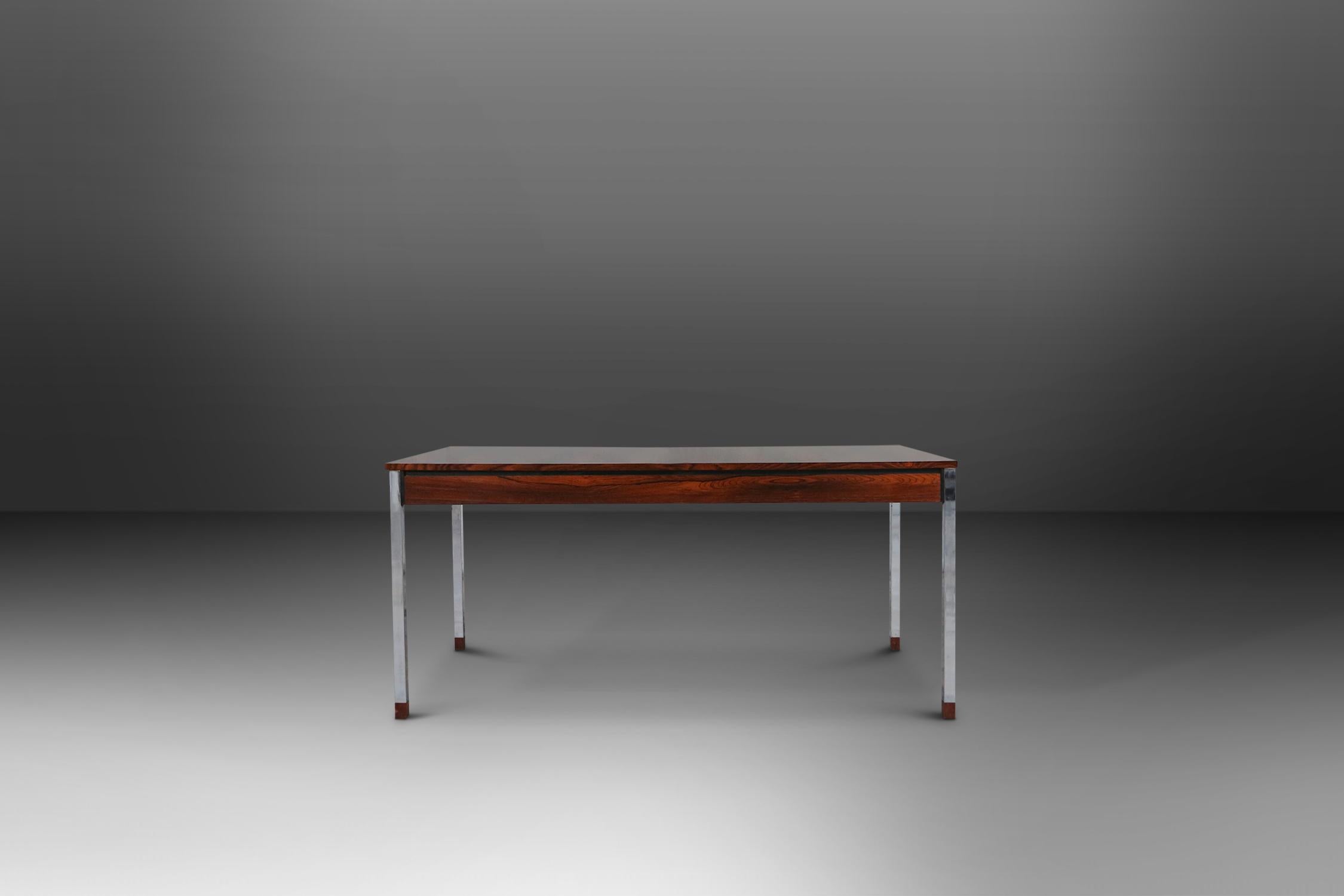 Table de salle à manger conçue par Alfred Hendrickx pour Belfrom.
Il a un dessus en bois de rose et une base en chrome avec des cubes en bois de rose à l'extrémité.