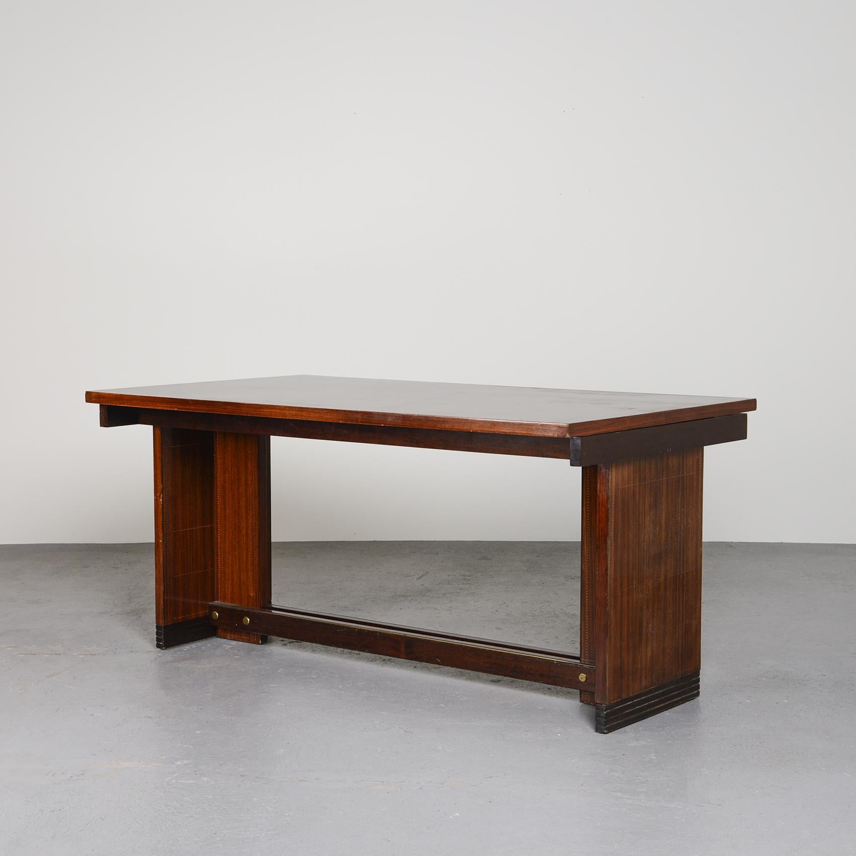 Dining table dating back to the 1930s, perfectly embodying the exceptional craftsmanship of Atelier Sornay with its refined design and quality materials.

Crafted entirely in rosewood veneer, it rests upon two sled-style side legs connected by a
