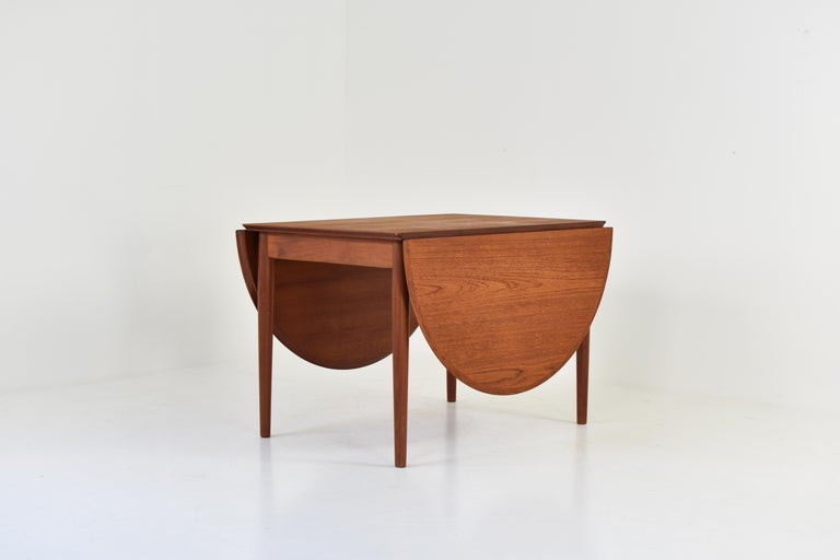 Dining table by Arne Vodder for Sibast Møbler, Denmark 1960s. This table is a rare version of the classic 227 dining table, it has only extensions at the ends, not in the middle. This version features a veneered teak top and solid teak legs. Classic