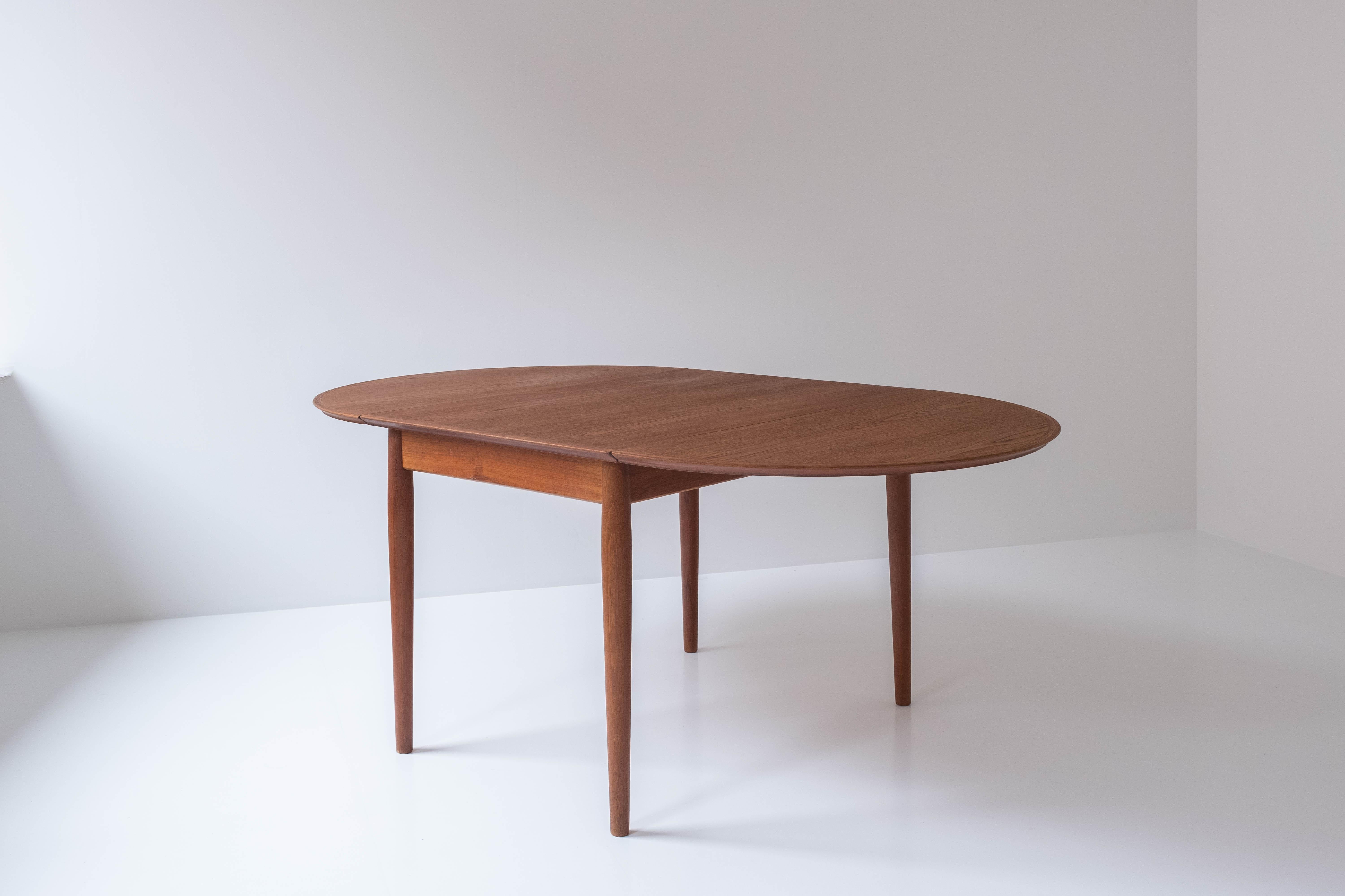 Dining Table by Arne Vodder for Sibast Møbler, Denmark, 1960s.  In Good Condition In Antwerp, BE