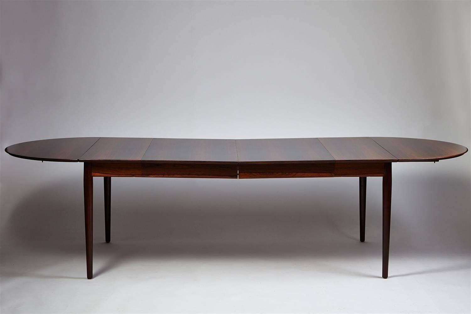 Dining table by Arne Vodder for Sibast, Denmark, 1958.

Rosewood.

Measure: H 72 cm/ 28 1/4''
W 106 cm/ 41 3/4''
L 178 cm/ 5' 10''
Length when fully extended 290 cm/ 9' 6''.