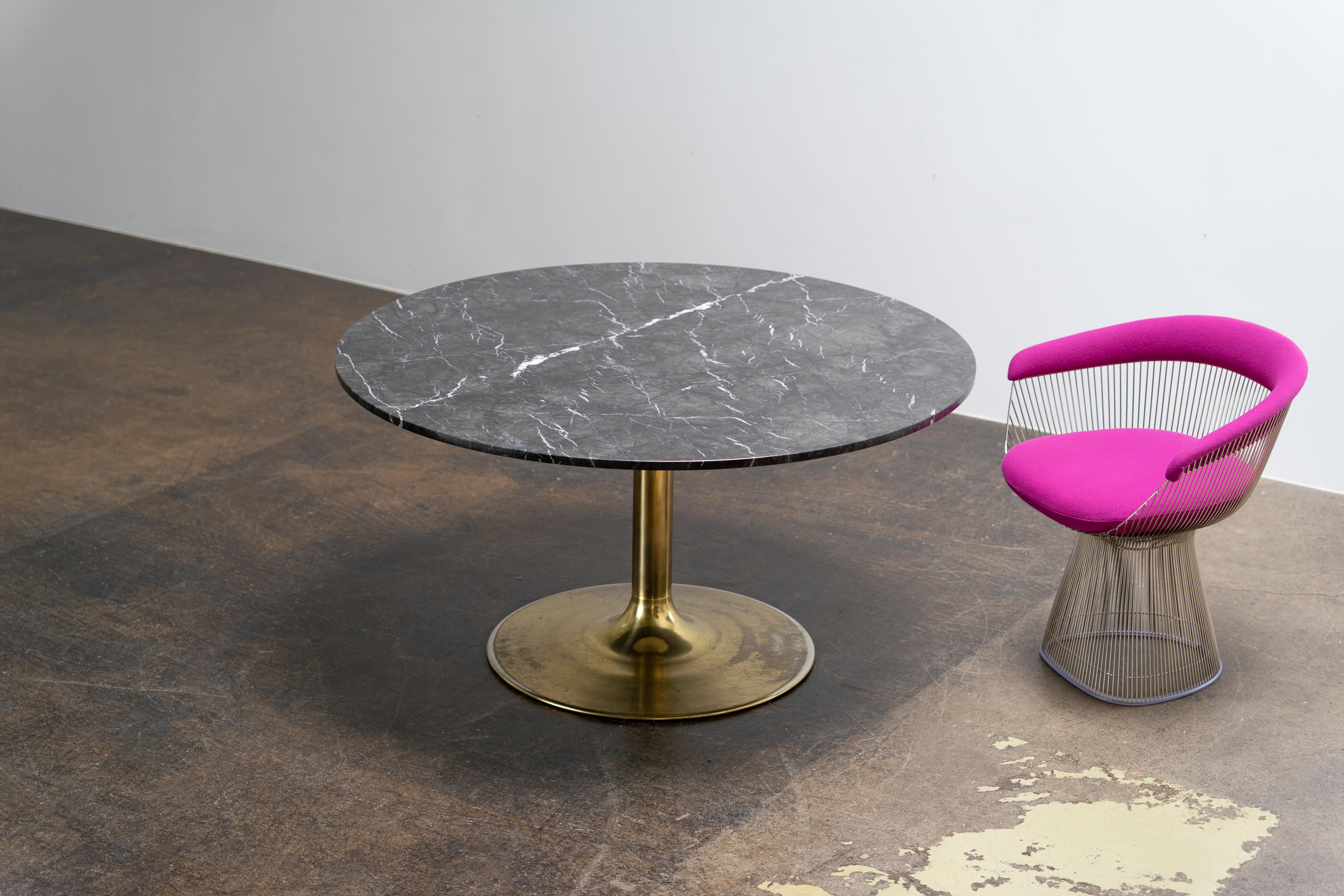 Cette table de salle à manger exquise de Börje Johanson est une pièce rare des années 1960. Elle présente une combinaison étonnante d'une base couleur laiton et d'un plateau rond en marbre. Cette table incarne le design scandinave intemporel, avec