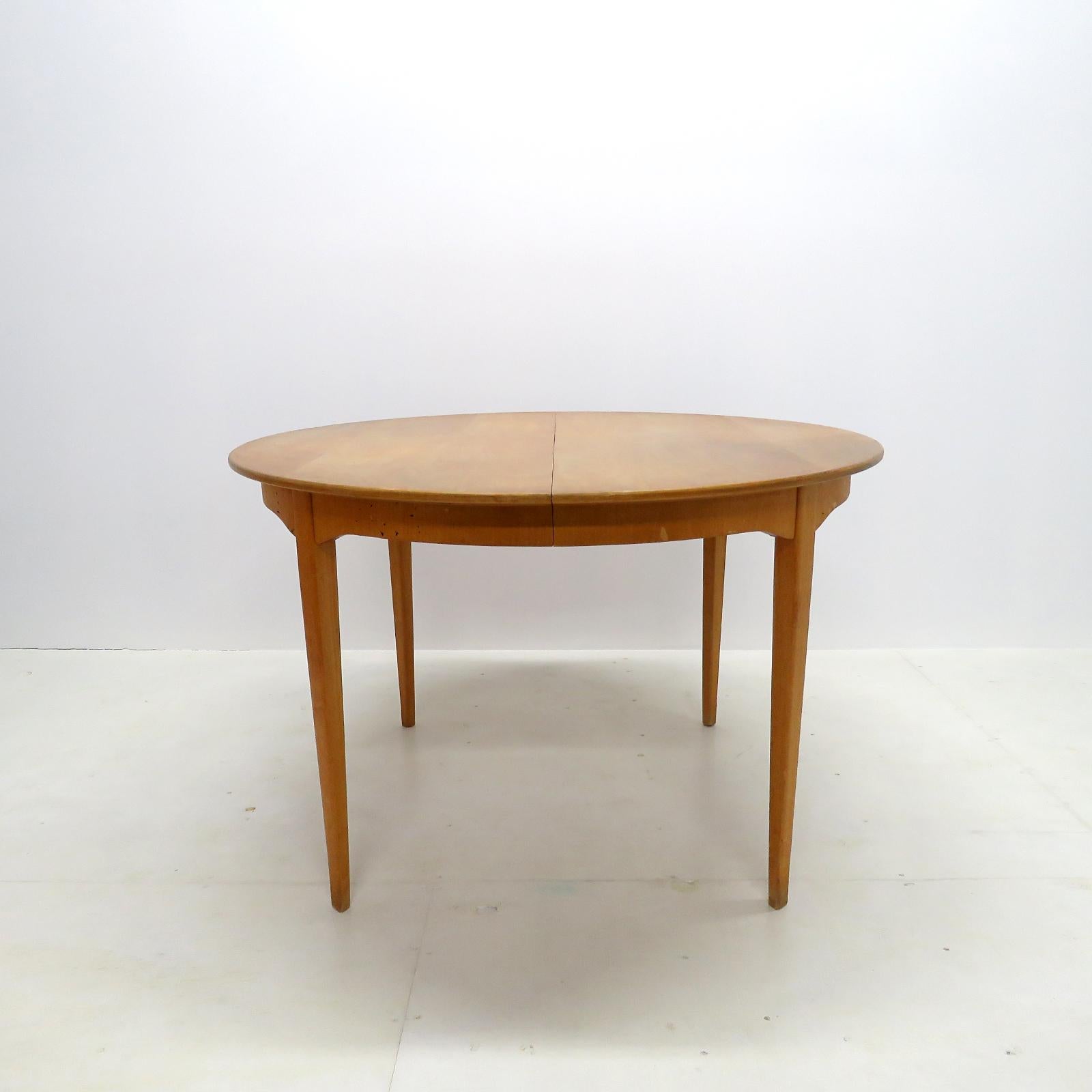 Magnifique table de salle à manger en hêtre avec plateau plaqué, par Carl Malmsten pour Beeche AB, Suède, 1950, dans sa plus petite configuration la table est ronde avec 45,66 pouces de diamètre. La table est livrée avec deux feuilles