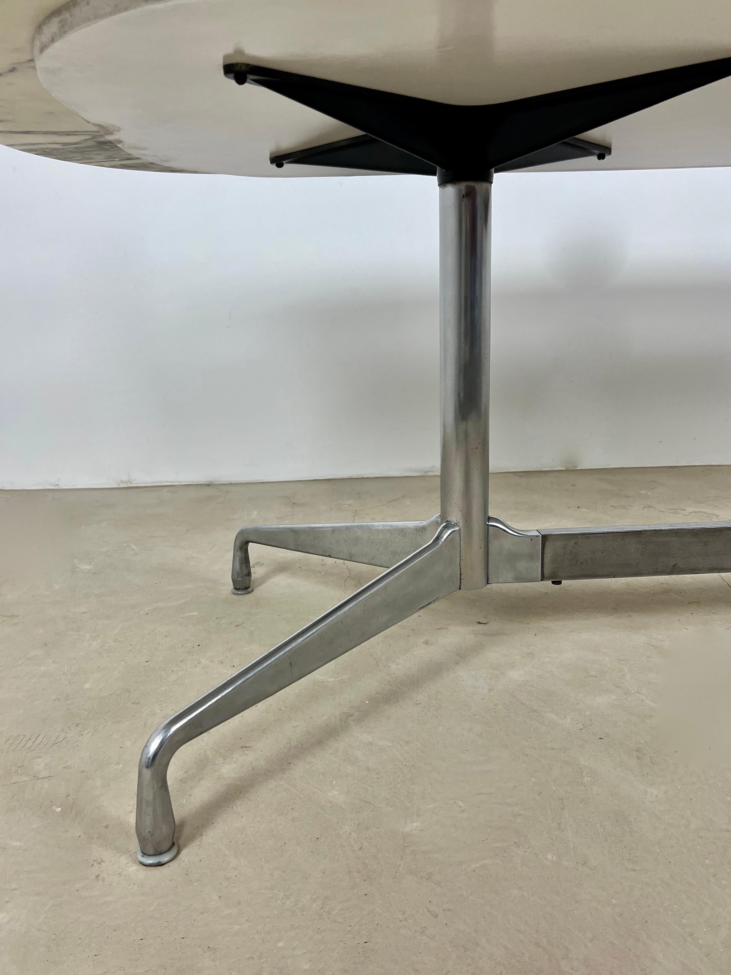 Table in marble and metal. Wear due to time and age of the table (see photo).