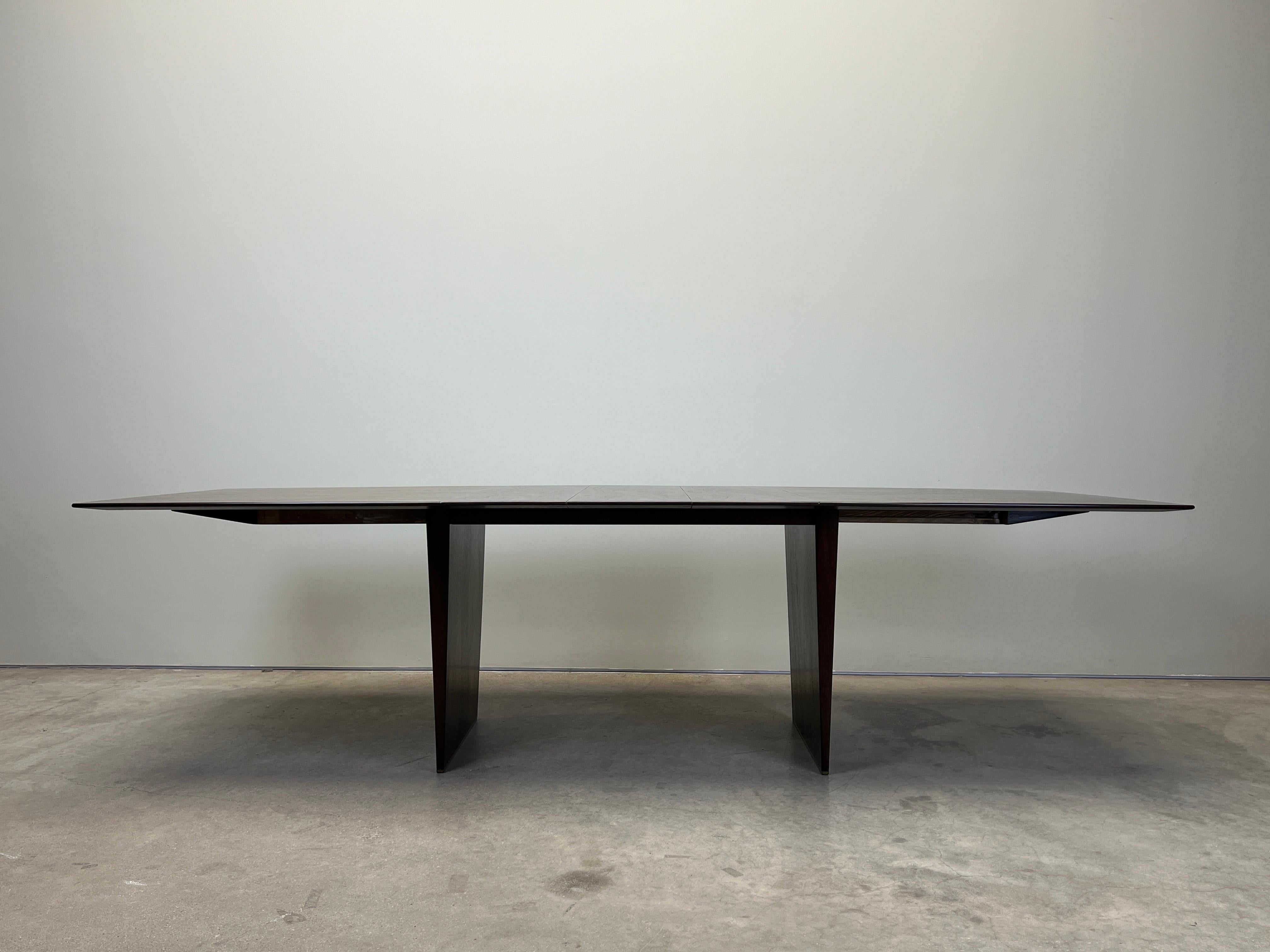 Une table de salle à manger en forme de bateau de Dunbar avec trois feuilles et des taquets en laiton. Conçu par Edward Wormley. 

La table mesure 72