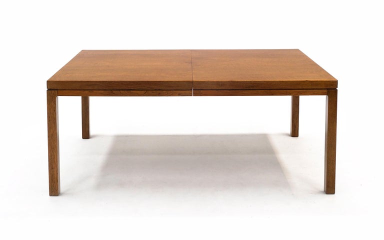 Mahogany dining table with one leaf designed by Edward Wormley for Dunbar, 1950s. The table is in very good condition with only light signs of use under close examination. Beautiful finish. The wood grain pattern on the leaf goes in the opposite