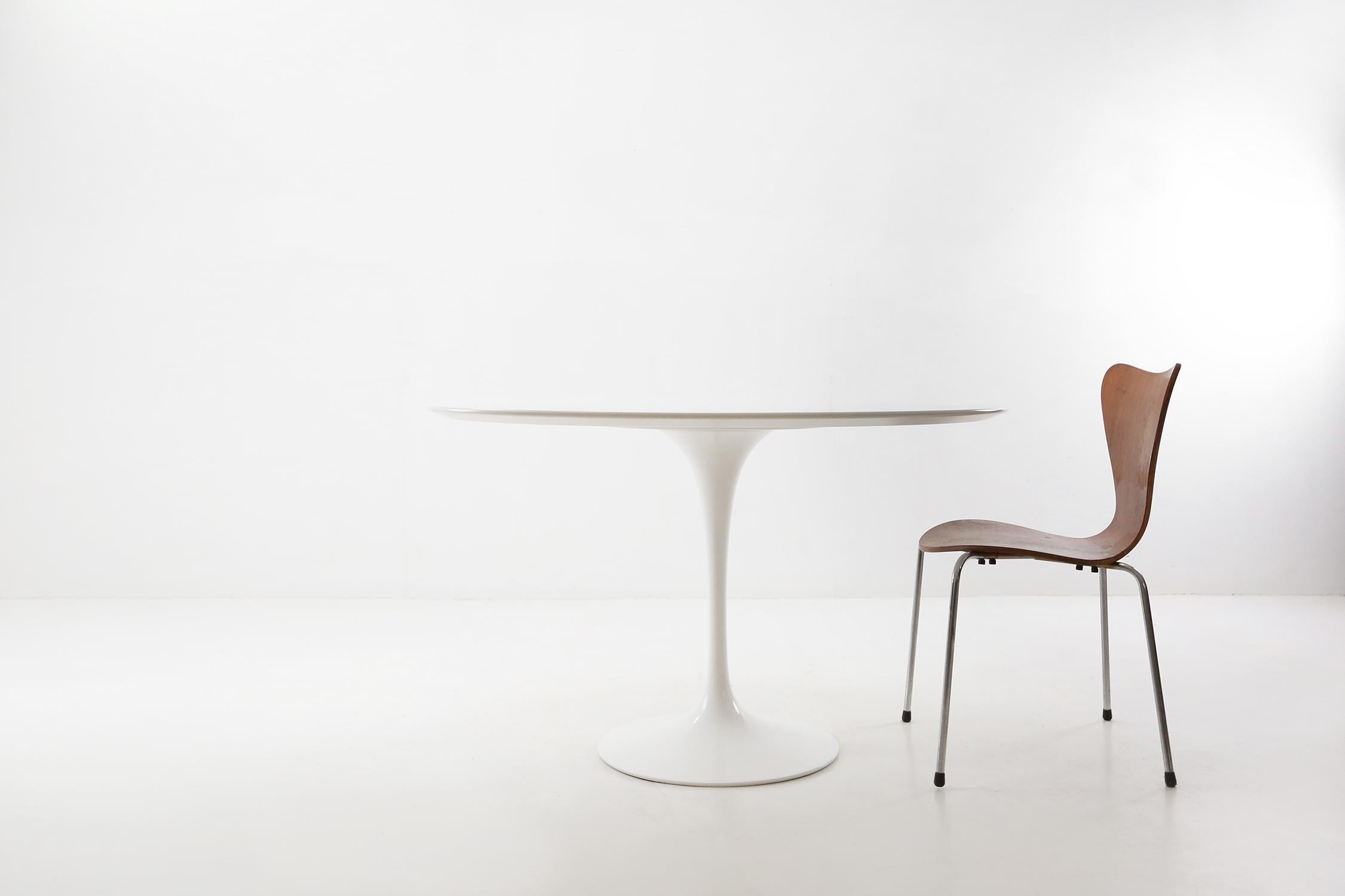 Dining Table by Eero Saarinen by Knoll 5