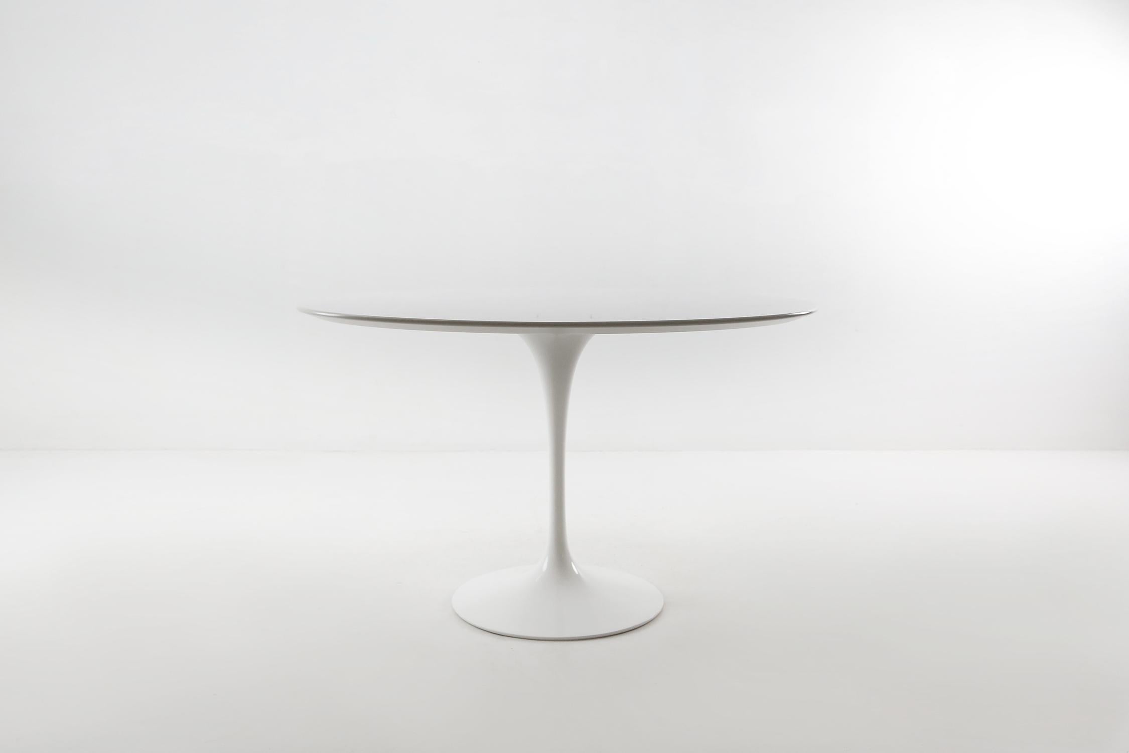 Round table by designer Eero Saarinen with white formica top.
Produced by Knoll international (brand at the bottom of the base).
In a very good condition.