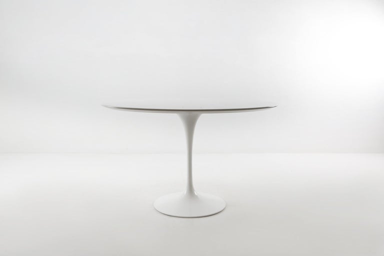 Round table by designer Eero Saarinen with white formica top.
Produced by Knoll international (brand at the bottom of the base).
In a very good condition.