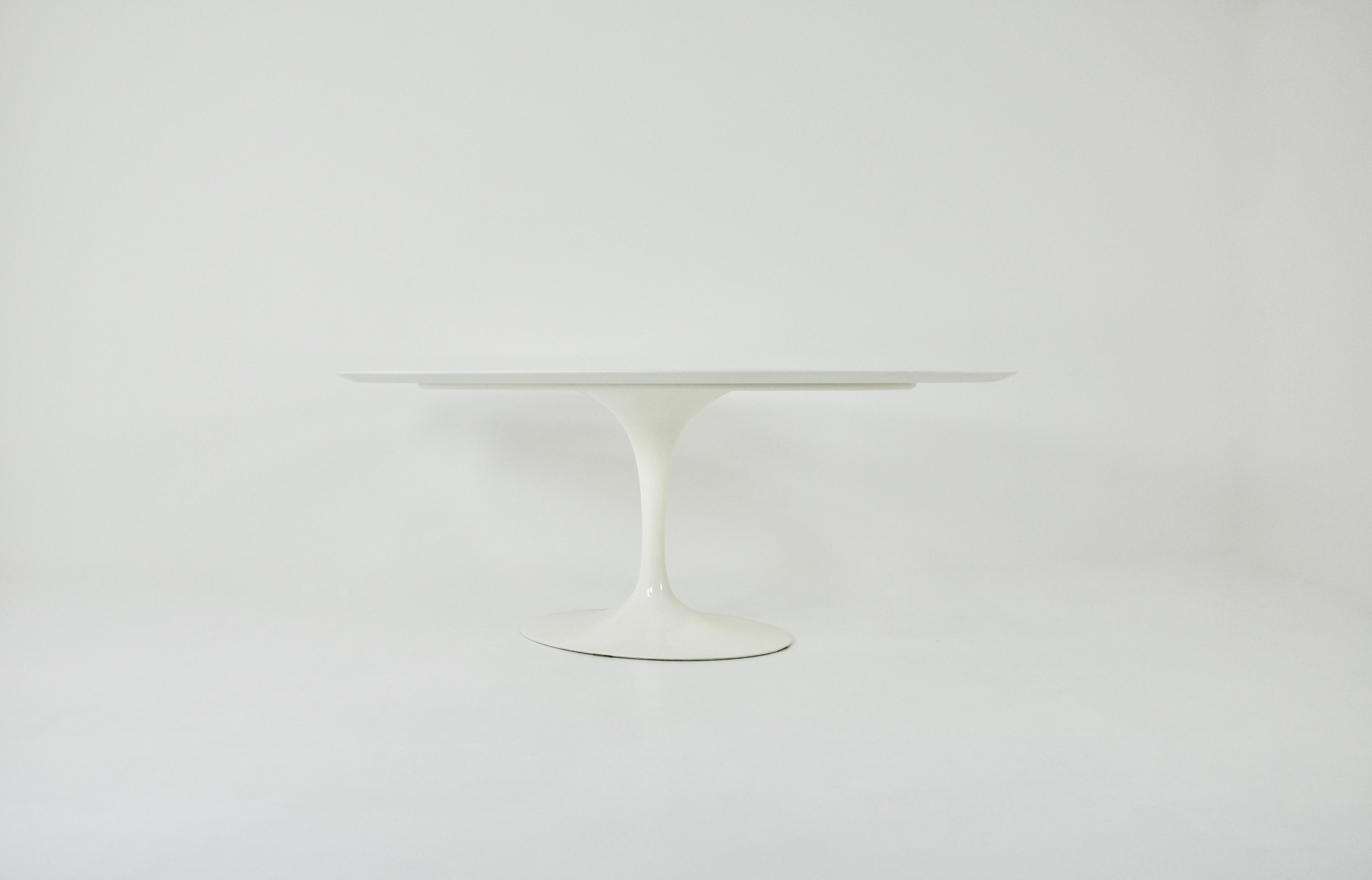 Oval table in white laminated wood with Aluminium leg designed by Eero Saarinen and produced by knoll international. Wear due to time and age of the table.