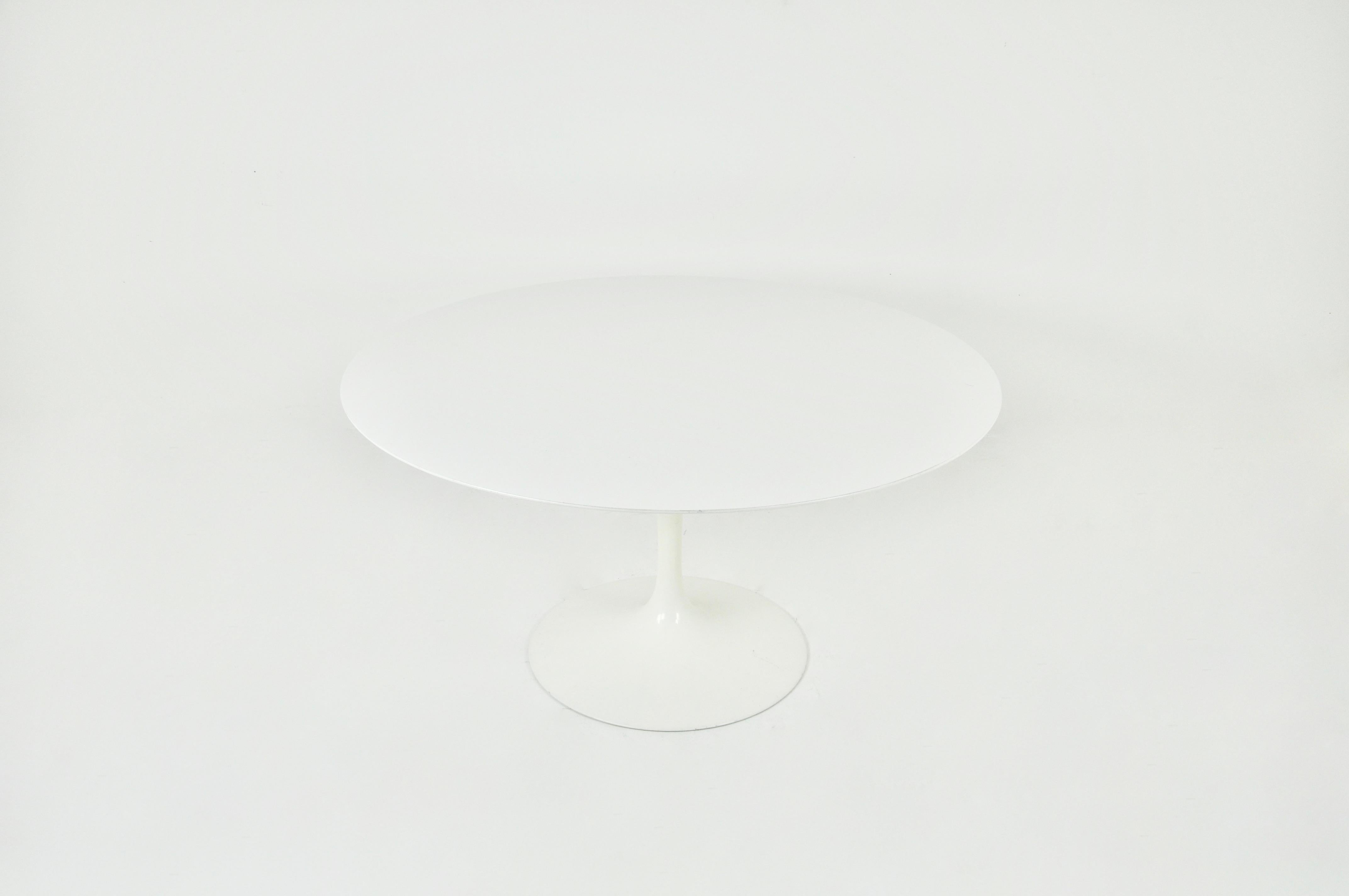 Round table in white laminated wood with aluminium base designed by Eero Saarinen and produced by Knoll International. stamped Knoll International. Wear due to time and age of the table.