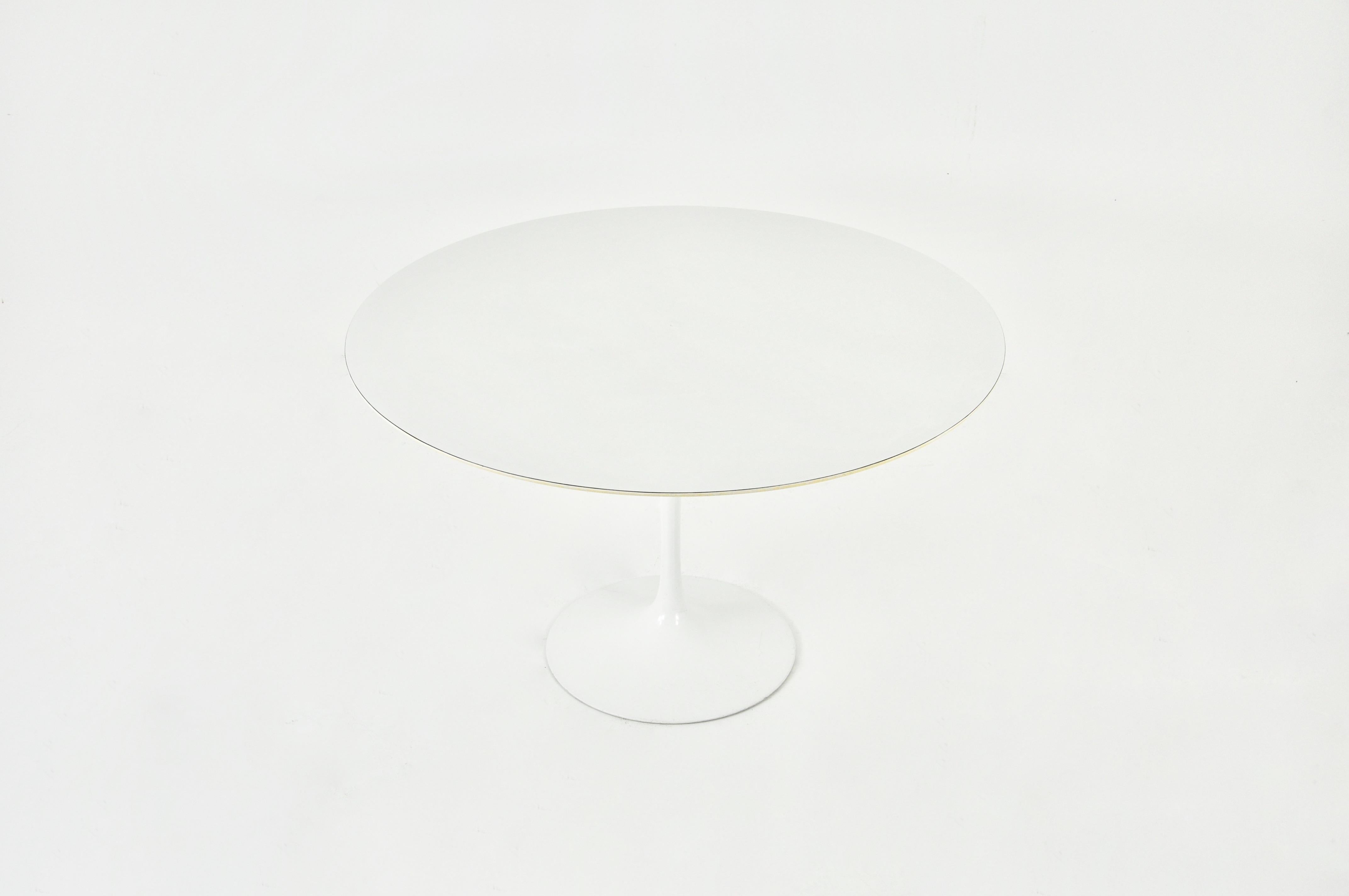 Round table in white laminate with aluminium base designed by Eero Saarinen and produced by Knoll International. Numbered under the leg. Wear due to time and age of the table.