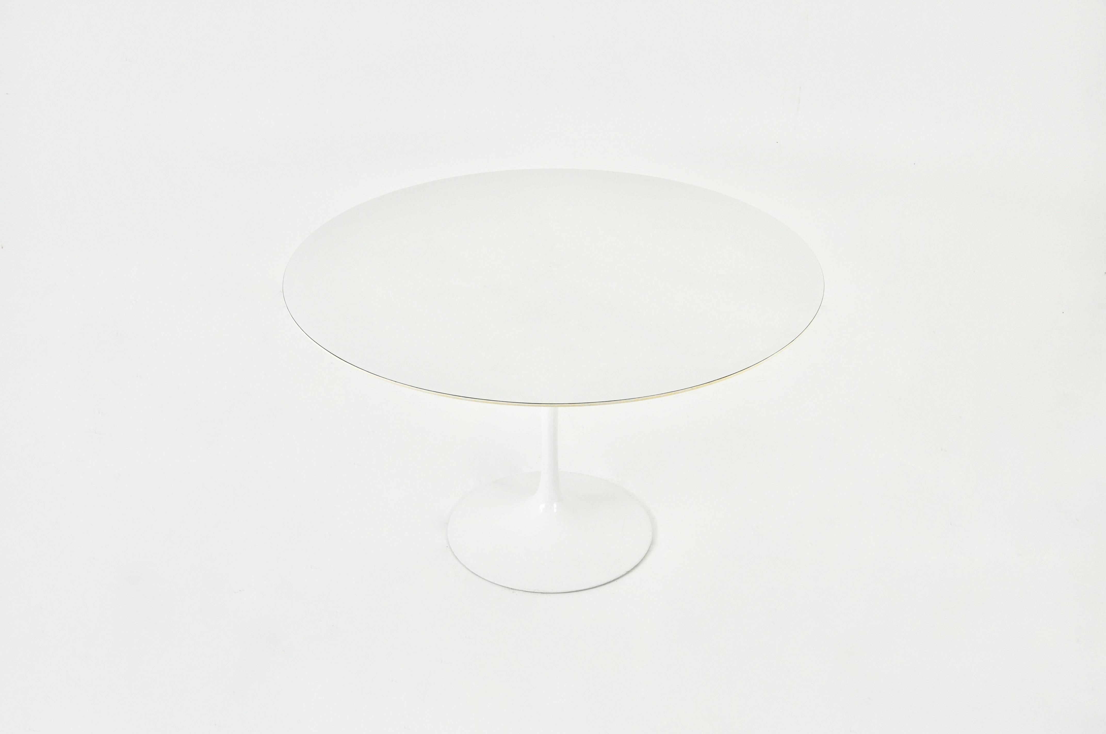 Round table in white laminate with aluminium base designed by Eero Saarinen and produced by Knoll International. Numbered under the leg. Wear due to time and age of the table.
