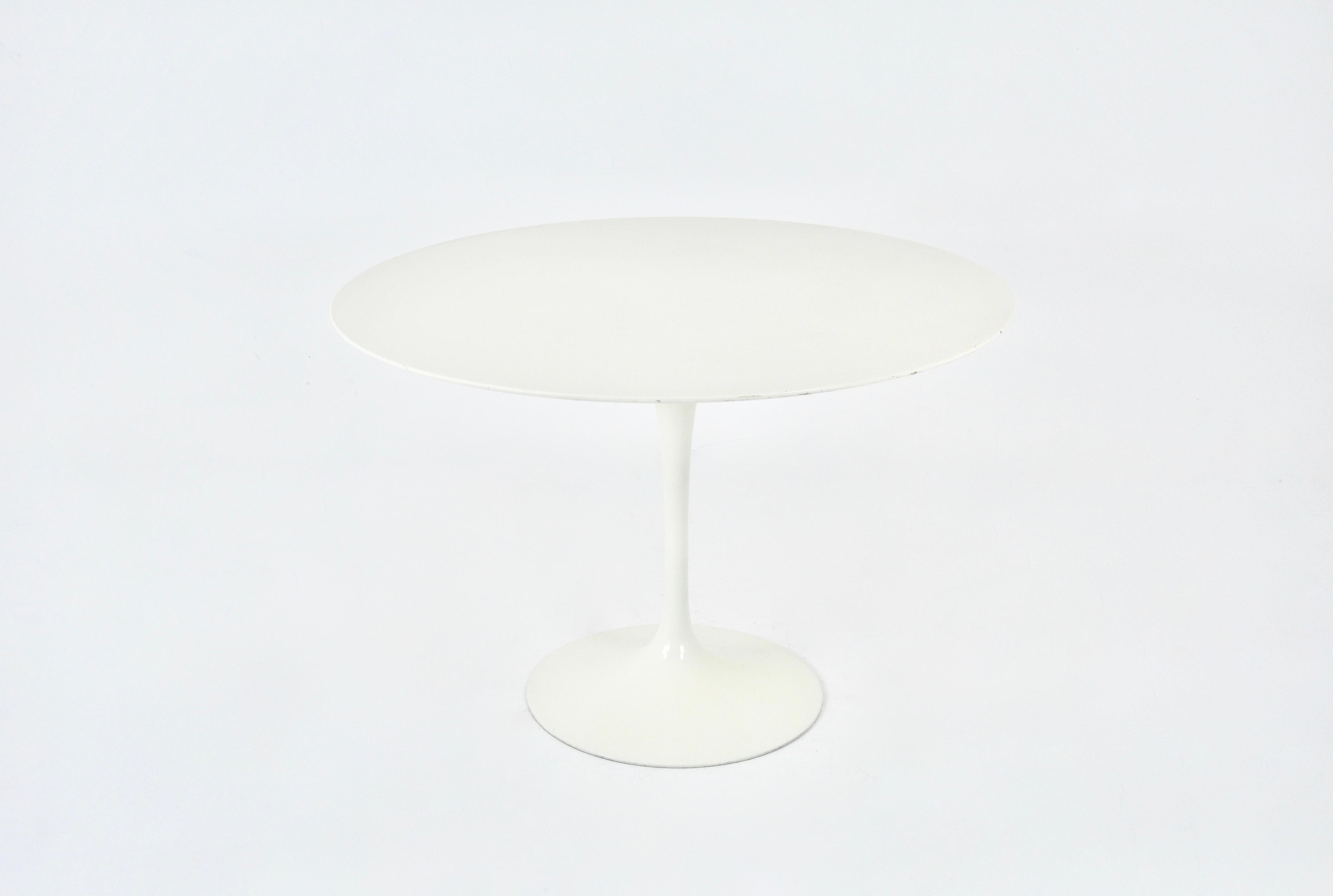 Round table in white laminate with aluminium base designed by Eero Saarinen and produced by Knoll International. stamped Knoll International. Wear due to time and age of the table.