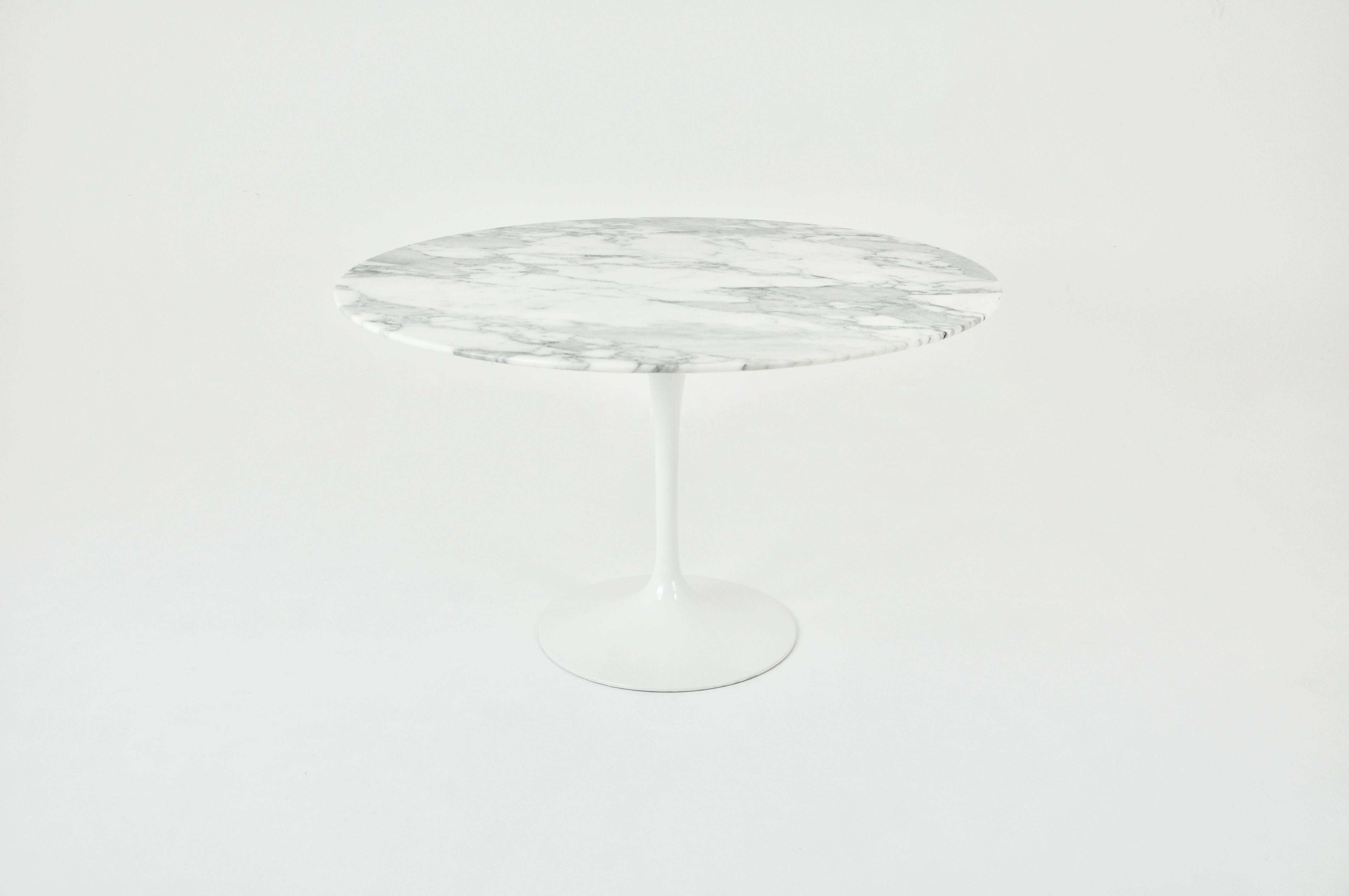 Runder Tisch mit Marmorplatte und Aluminiumfuß, entworfen von Eero Saarinen und hergestellt von Knoll International. Abnutzung durch die Zeit und das Alter des Tisches.