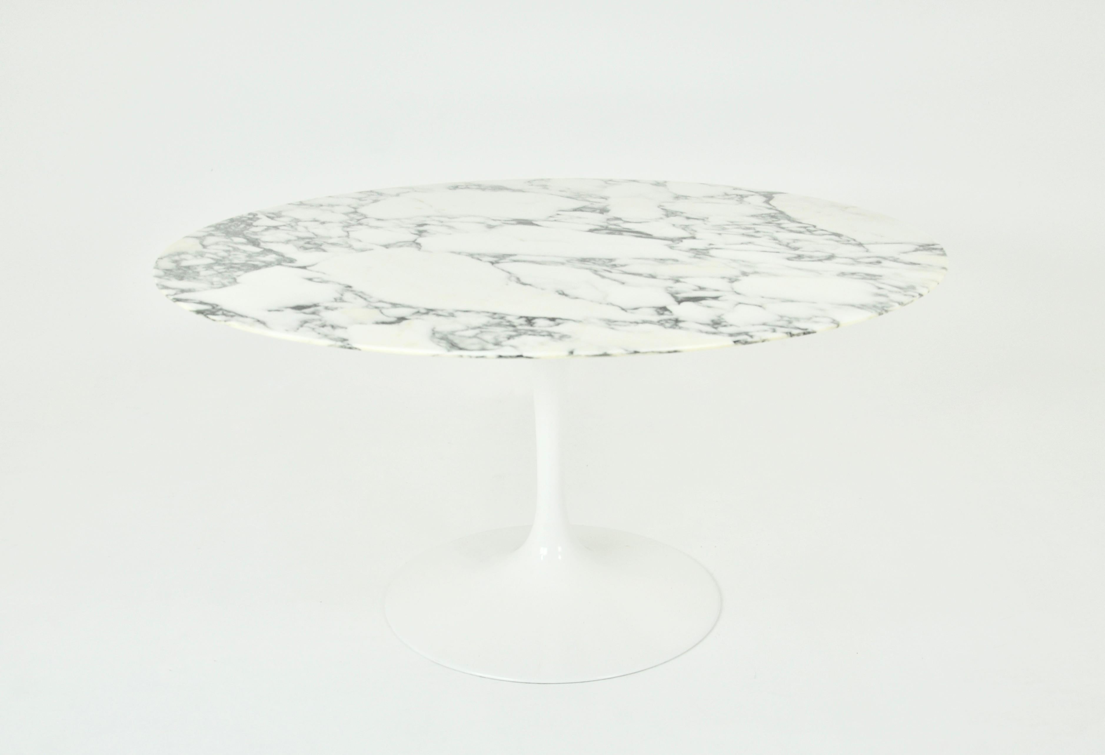 Runder Tisch (137 cm Durchmesser) mit Marmorplatte und Aluminiumfuß, entworfen von Eero Saarinen und hergestellt von Knoll International. Knoll International unter dem Bein gestempelt. Abnutzung durch die Zeit und das Alter des Tisches.