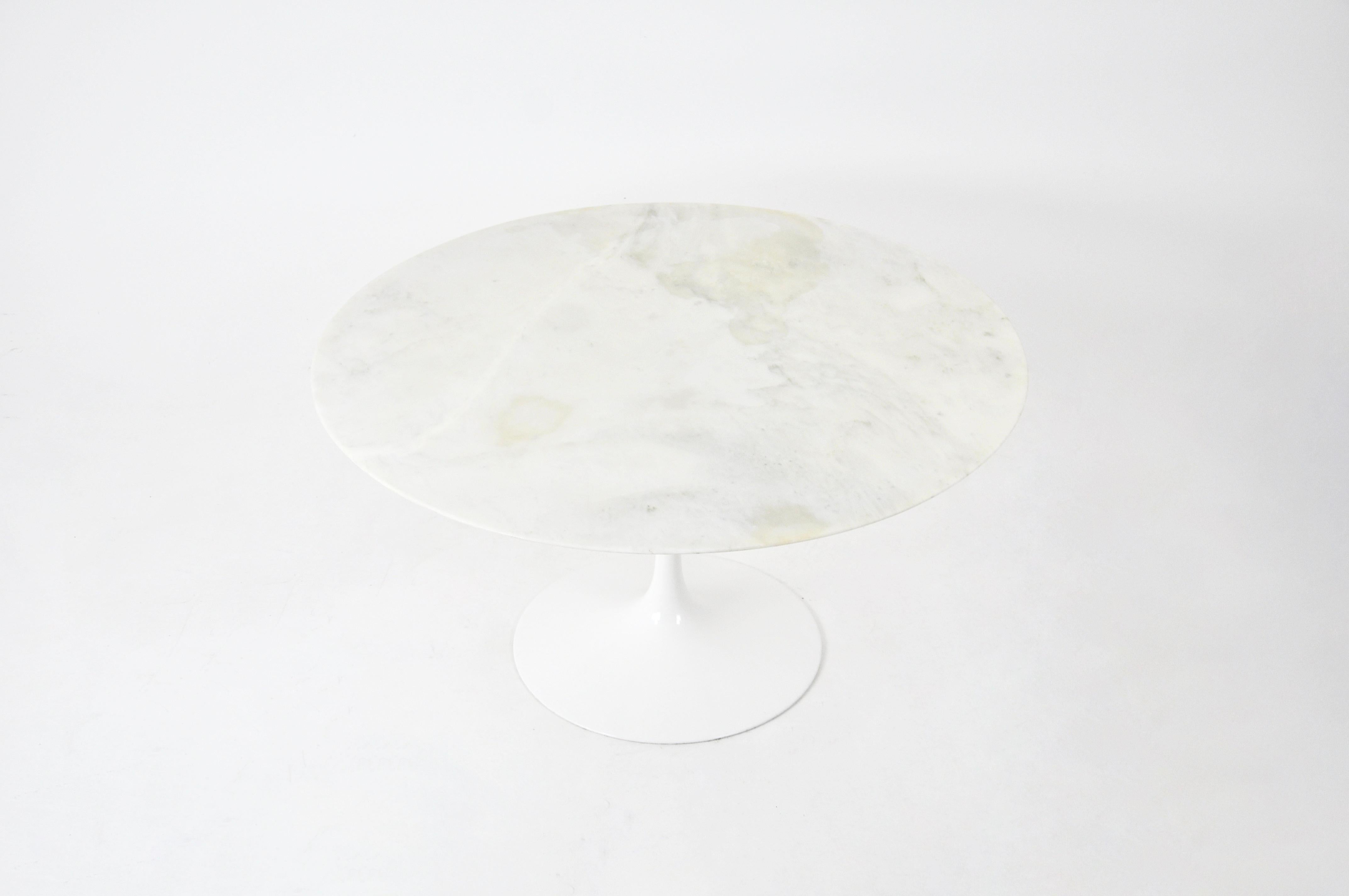 Table ronde (137 cm de diamètre) avec plateau en marbre et base en aluminium, conçue par Eero Saarinen et produite par Knoll International. Knoll International estampillé sous la jambe. Usure due au temps et à l'âge de la table.
Pour l'expédition,