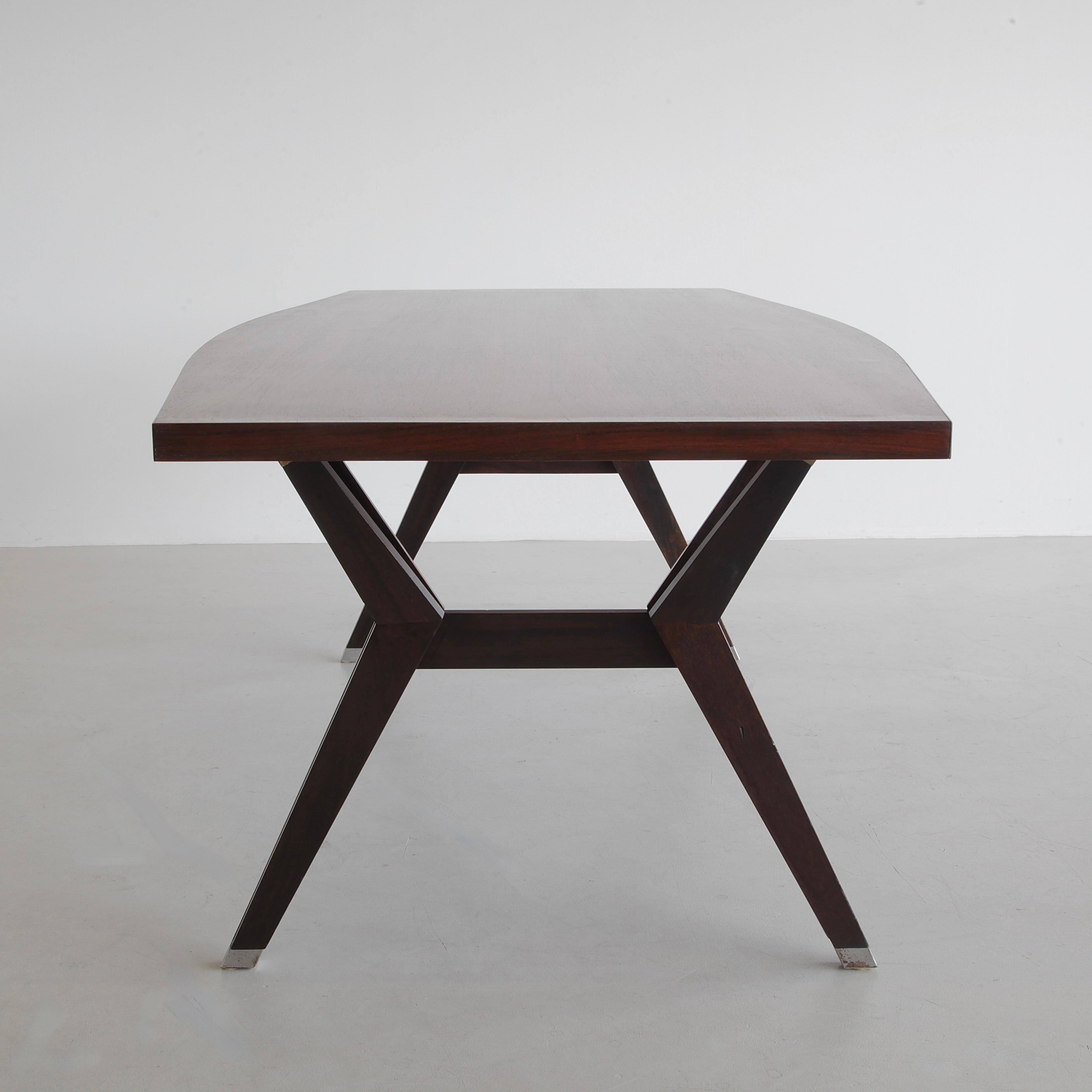 Tisch 'Tolomeo' entworfen von Ennio Fazioli. Italien, MIM Roma, 1963.

Tisch aus Teakholz, entworfen von Fazioli, mit eleganter Platte aus Holzfurnier. U-förmige Beine aus Massivholz mit verschränkten Armen und quadratischen Metallfüßen. Einfach