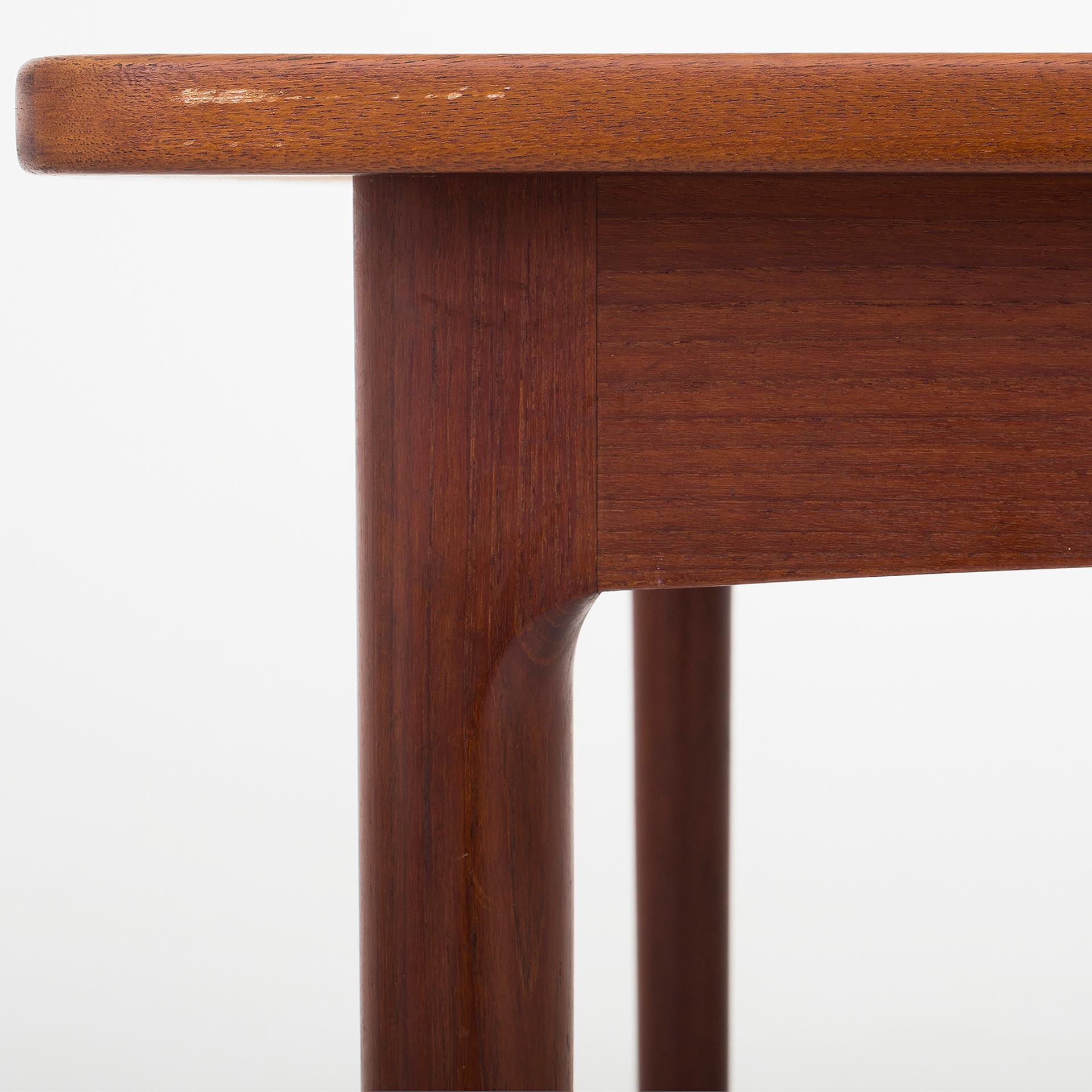 Dining table in teak with two pull out leaves. Erik Wørts / Wørts Møbelsnedkeri.