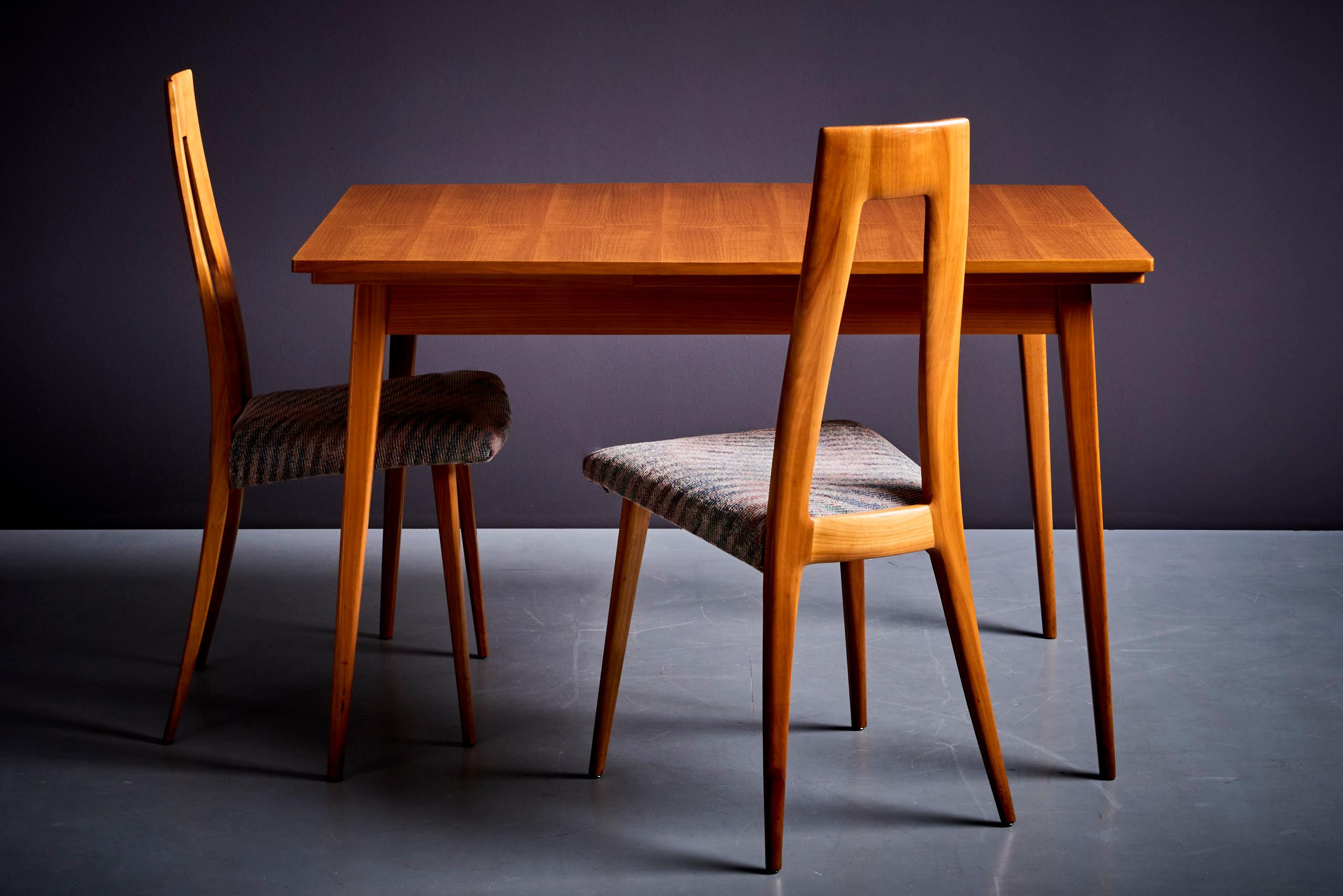 Questo elegante tavolo da pranzo allungabile, disegnato da Martin Dettinger, è realizzato in legno di ciliegio di alta qualità e presenta linee pulite e minimaliste che mettono in risalto la bellezza naturale delle venature del legno. Nella sua