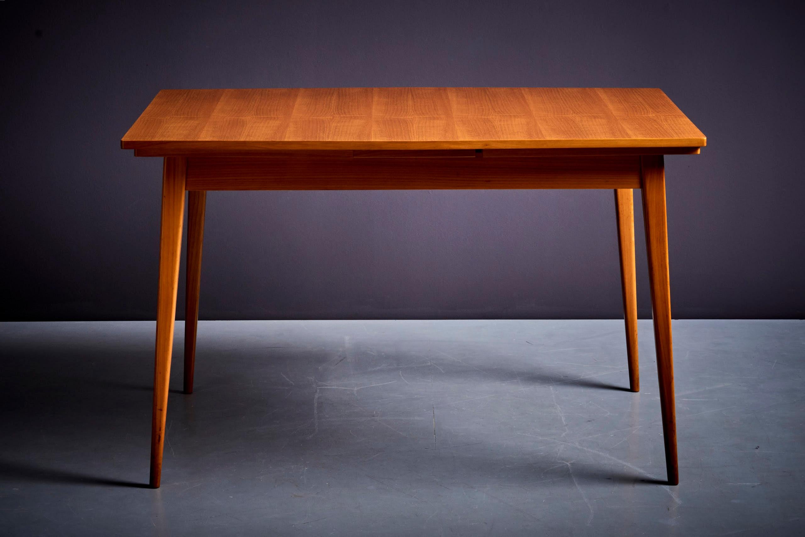Mid-Century moderno Tavolo da pranzo di Ernst Martin Dettinger in legno di ciliegio in vendita
