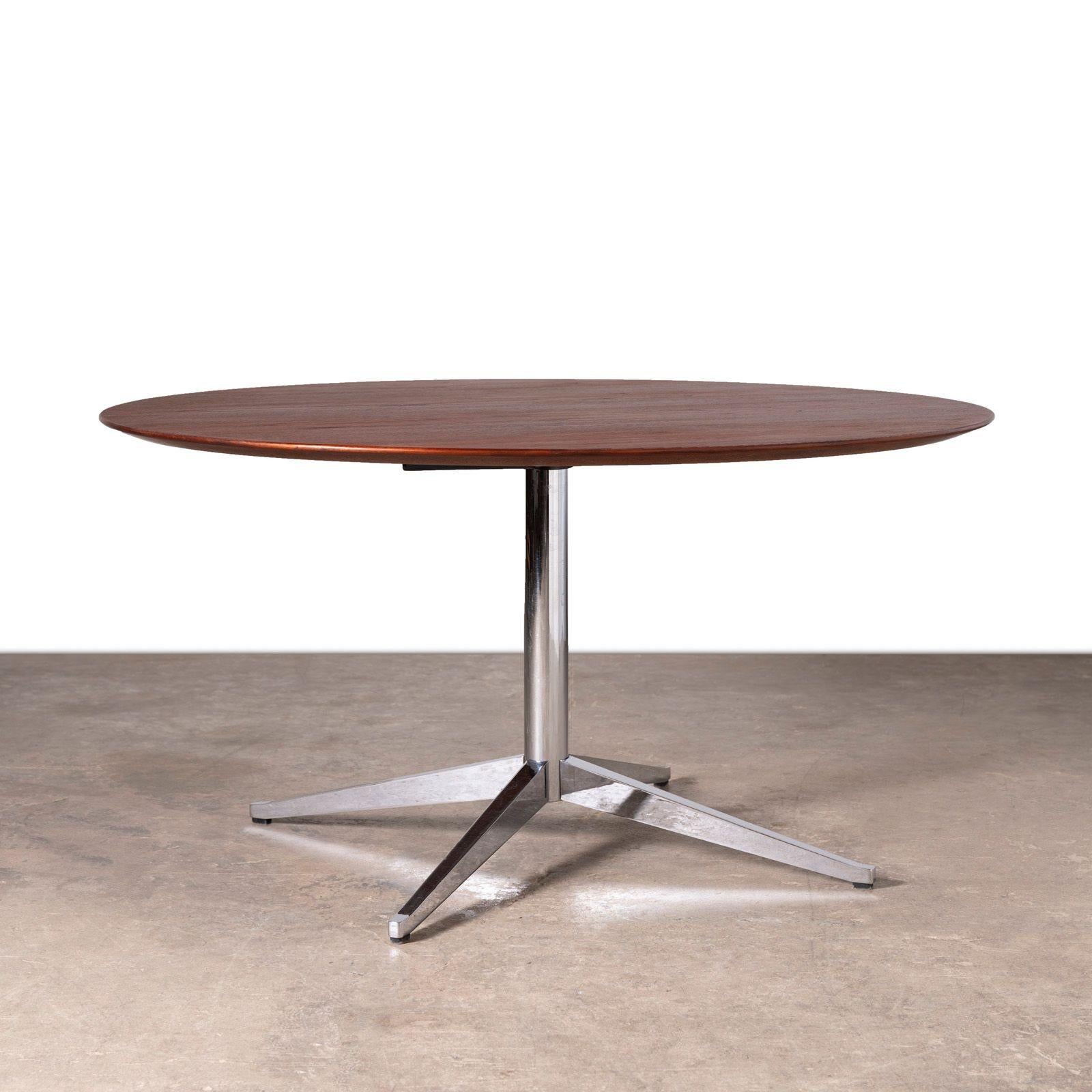 Magnifique table de salle à manger conçue par Florence Knoll pour Knoll International. La table présente un plateau en teck et une base en acier chromé. Elle est en excellent état.