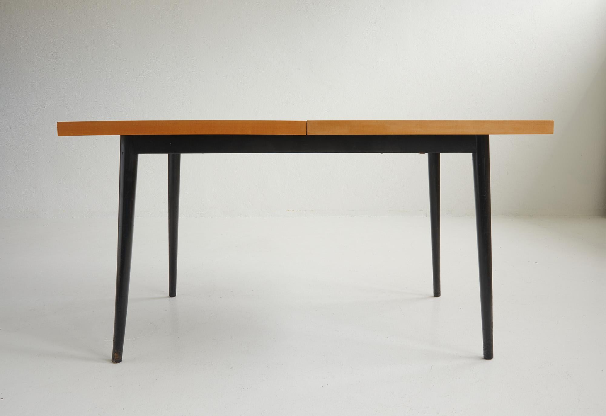 Esstisch von Fred Ruf für Wohnbedarf, Schweiz 1955 (Holz) im Angebot