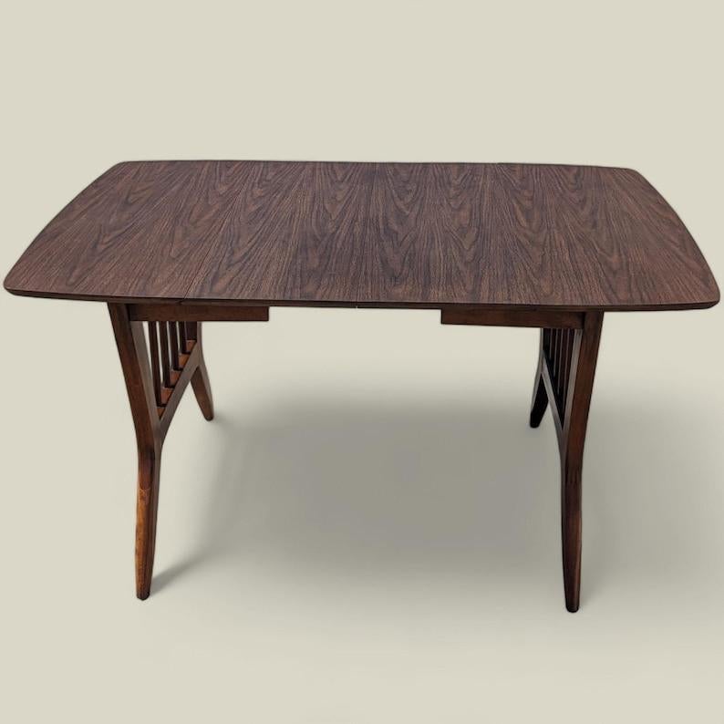 Table de salle à manger Garrison Furniture Co. Top en stratifié, base en bois, cuisine en vente 2