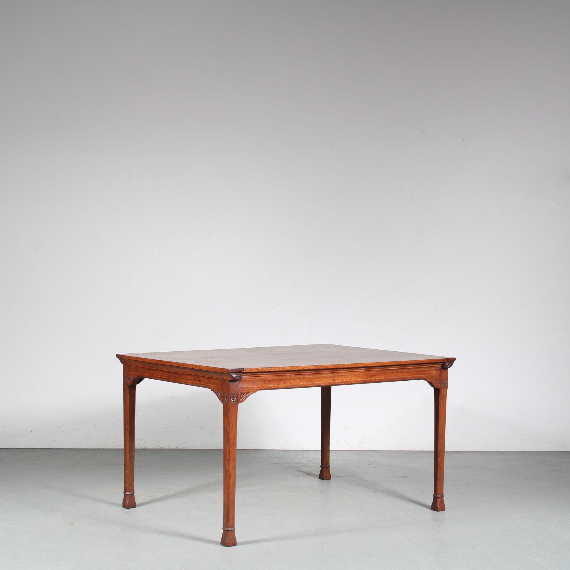 A beautiful dining table, designed by Gerrit Willem Dijsselhof and manufactured in the Netherlands around 1900.

Made of the highest quality oak wood in a nice, warm brown colour. The legs and corners of the table have beautiful carved details. A