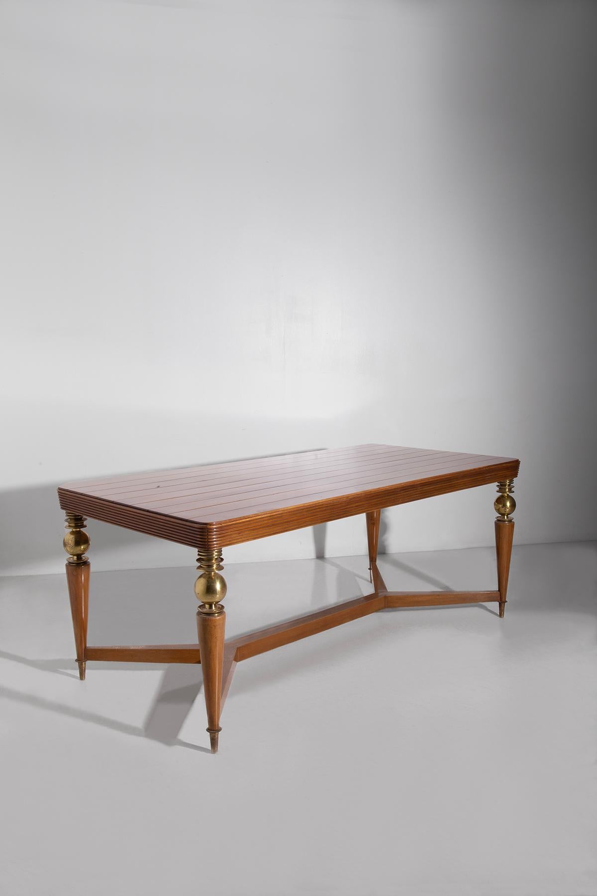 Rarísima mesa Gio Ponti de los años 30 con patas torneadas y detalles de latón - Certificado oficial de los archivos Gio Ponti
Pieza única de extraordinaria belleza y valor histórico, esta mesa de Gio Ponti data de los años 30 y es un precioso