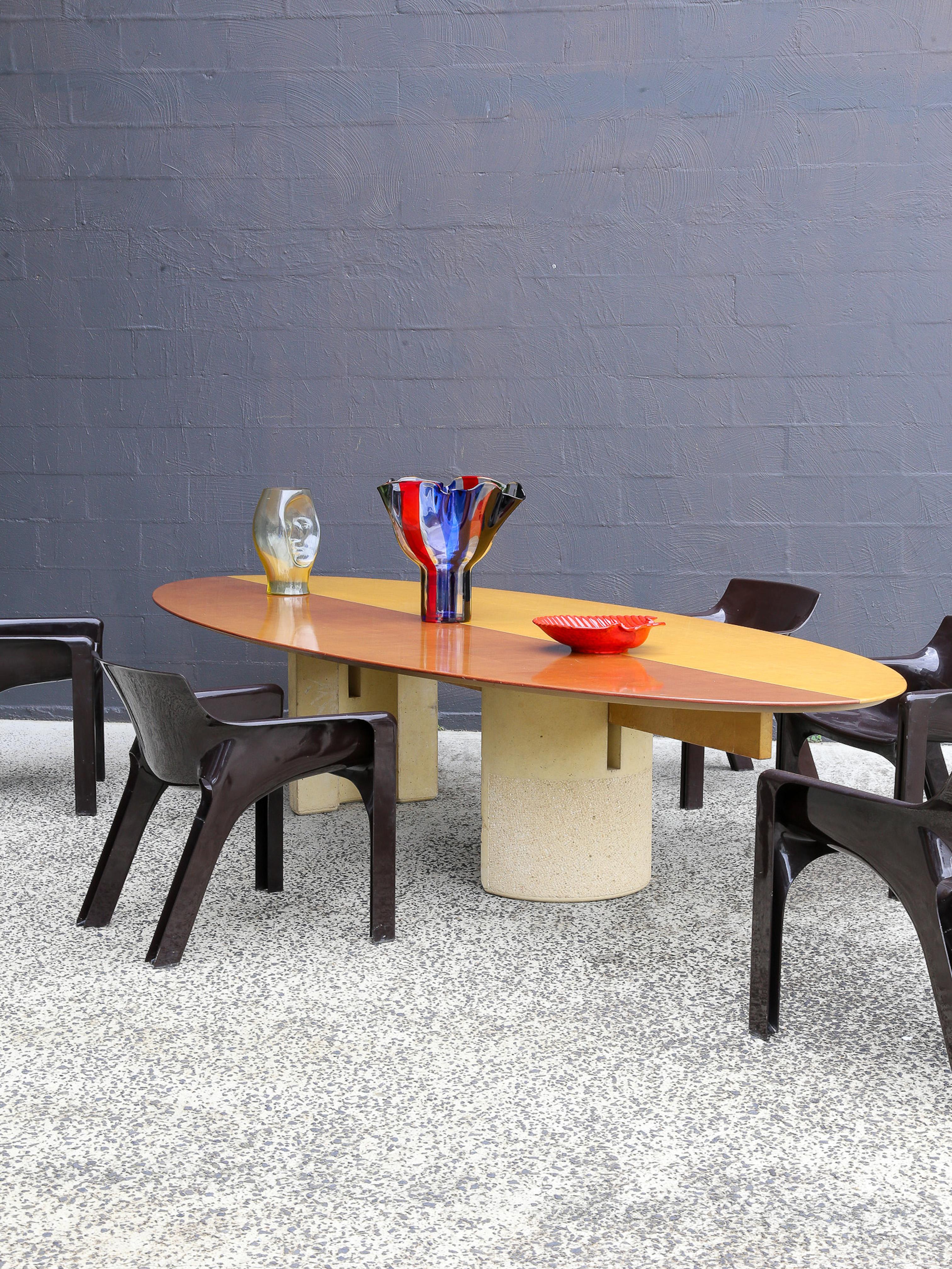 Dieser fantastische Tisch mit Betonbeinen und Holzplatte wurde von Giovanni Offredi per Saporiti in den 70er Jahren entworfen. Durch das perfekte Gleichgewicht zwischen der skulpturalen Anmutung des Betons und den warmen Tönen des Holzes passt