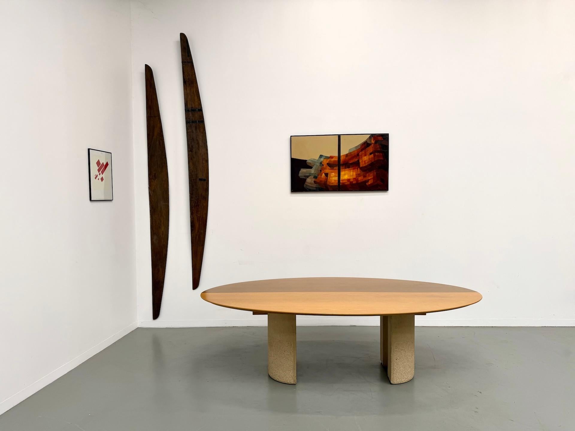 Mesa de comedor de Giovanni Offredi para Saporiti Italia, década de 1970.

Esta pieza icónica presenta una gran parte superior de líneas limpias y dos bases escultóricas de piedra reconstituida: pesada y monumental, una firma del trabajo de Offredi.